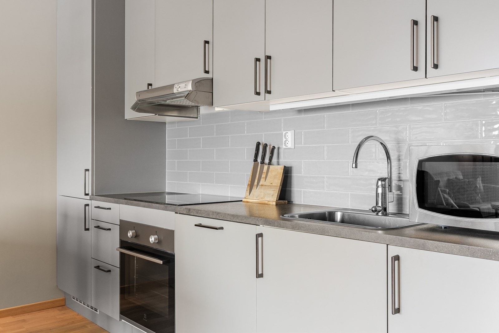 Moderne HTH-kjøkken fra 2020 med god skap- og benkeplass. Kjøkkenet er fullt utstyrt med integrerte hvitevarer som medfølger i handelen. Det er også montert komfyrvakt ved platetoppen og lekkasjestopper under kjøkkenbenk. Galleribilde