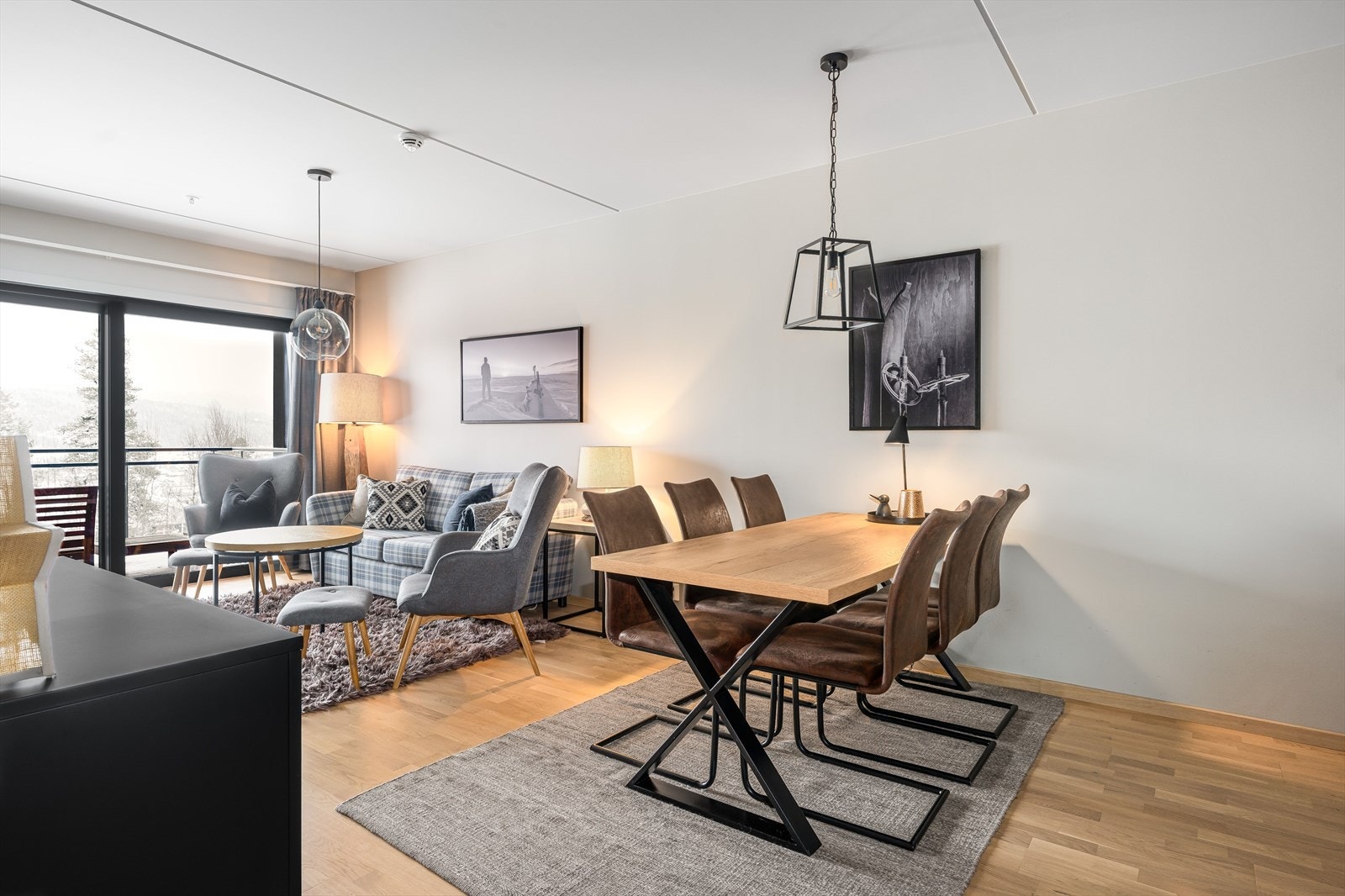 Leiligheten ligger i byggets 2. etasje (heisadkomst), og har en god planløsning med åpen stue- og kjøkkenløsning med utgang til balkong, 2 soverom og baderom. Galleribilde