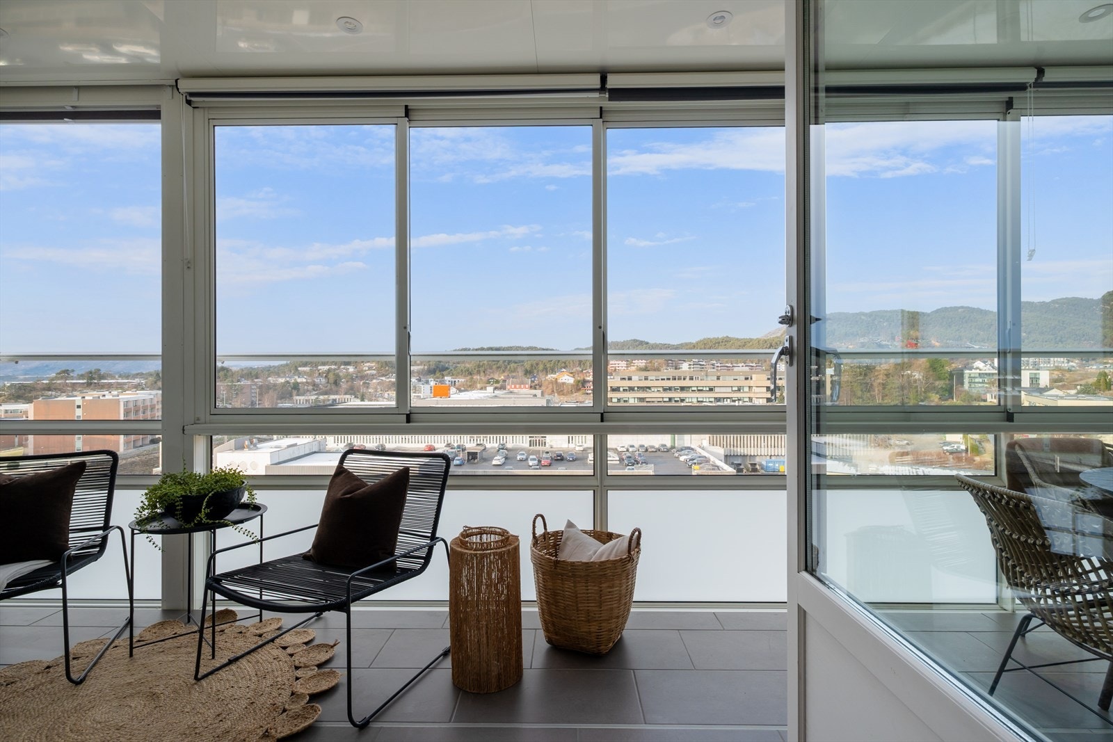 Fin 2-roms leilighet med flott utsikt, nyere bad og innglasset balkong like ved Oasen Galleribilde