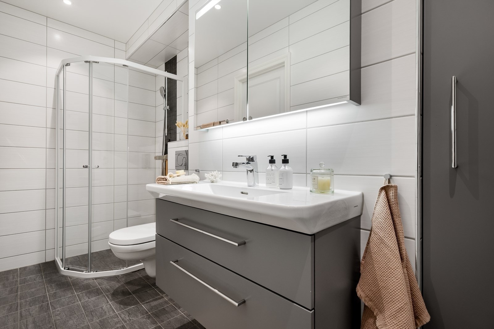 Nytt flislagt bad i 2016 med dusjhjørne, veggfestet wc og vask. Galleribilde