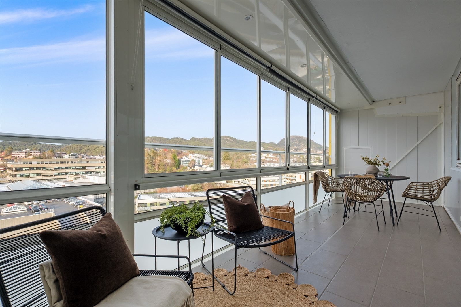 16 kvm. innglasset balkong med flott utsikt og gode solforhold Galleribilde