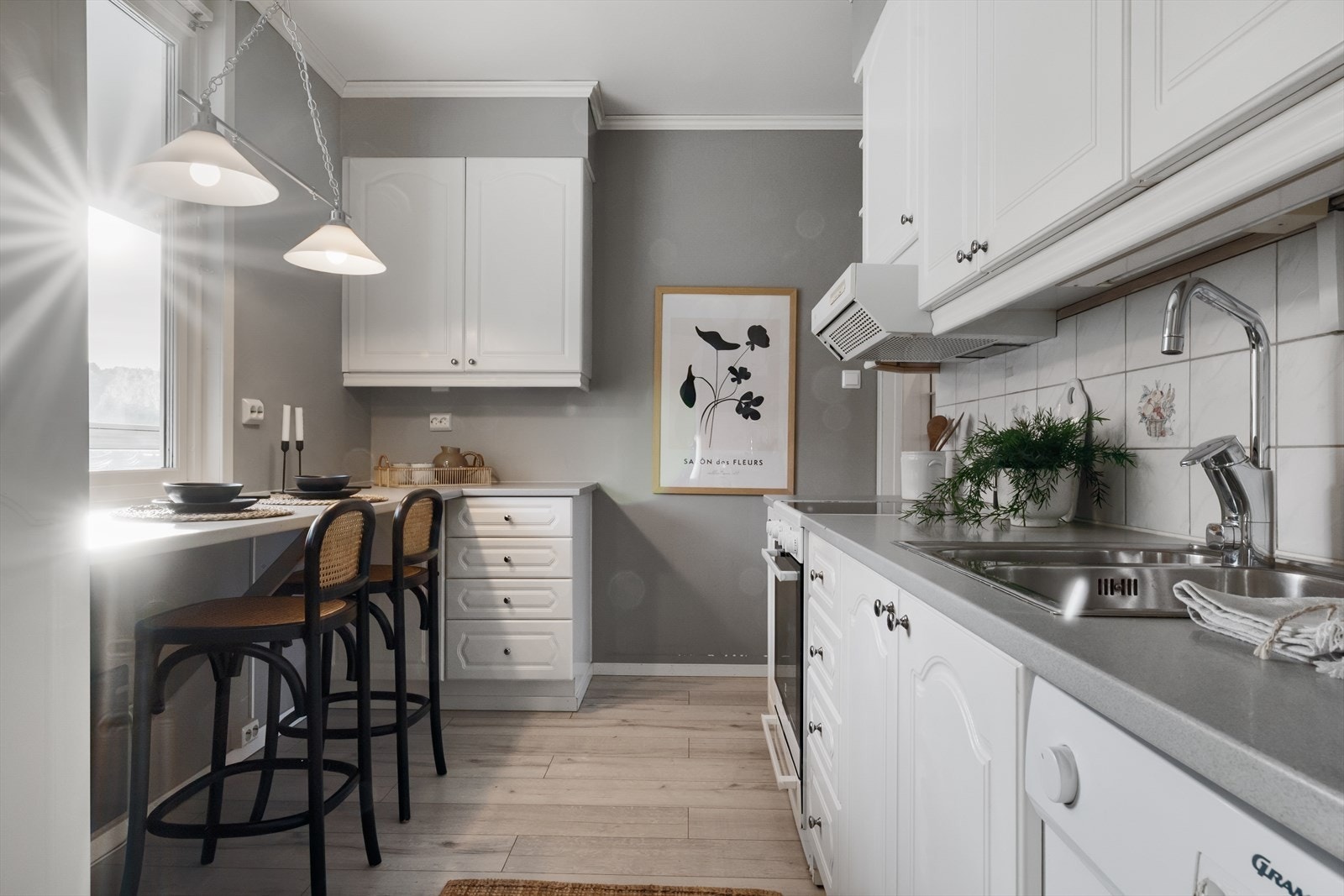 Hvit kjøkkeninnredning med profilerte fronter Galleribilde