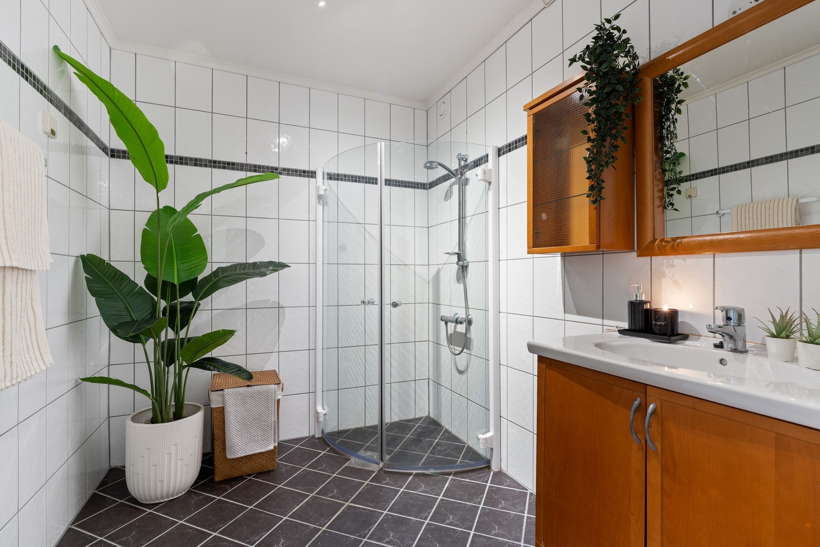 Pent, flislagt bad på 5,2 kvm - ingen tegn til fukt iht. takstrapporten. Galleribilde