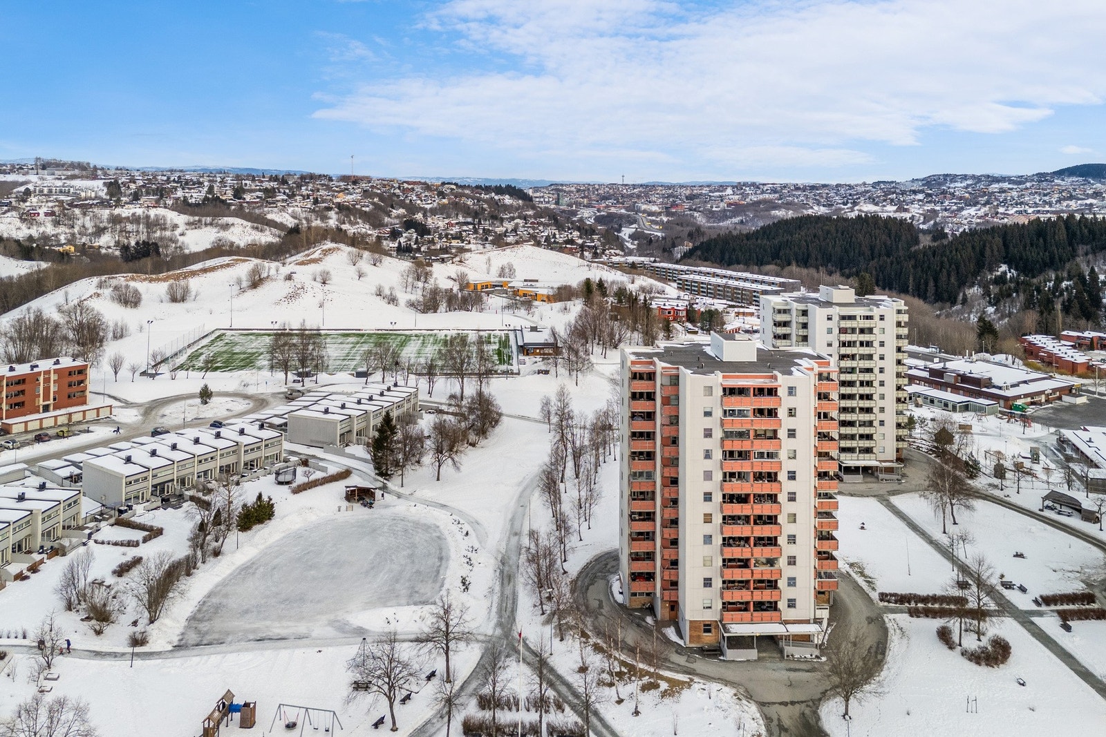Blokka har 2 egne sykkelboder. Busstopp har man i umiddelbar nærhet like utenfor. Galleribilde