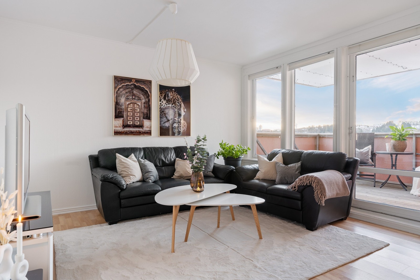 Stuen måler 28 kvm, og har store vindusflater som slipper til rikelig med naturlig dagslys og skaper en god atmosfære i rommet. Galleribilde