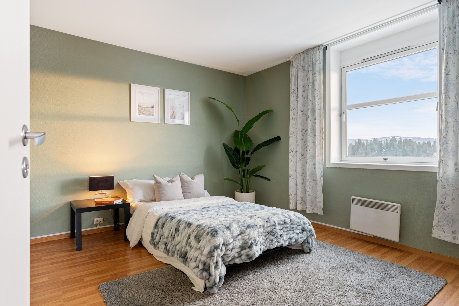 Leiligheten innehar tre gode soverom. Hovedsoverommet måler 12 kvm og har god plass for dobbeltseng med nattbord på hver side. Galleribilde