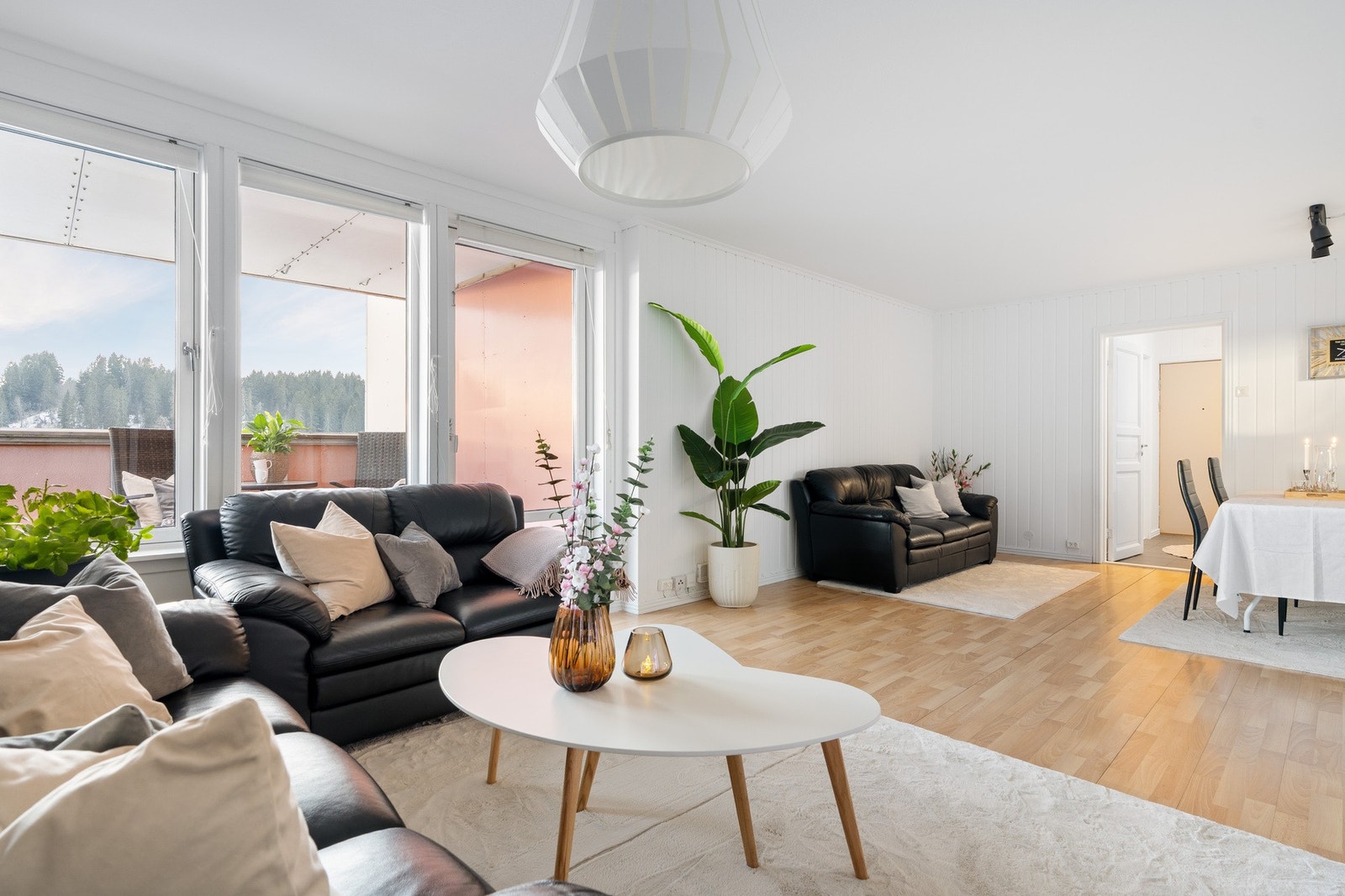 Stua er svært enkel å møblere i ulike soner. Elektroniske fellesavtaler og varmtvann er inkl. i felleskostnadene, i tillegg til drift, vedlikehold, kommunale avgifter, renter og avdrag. Galleribilde