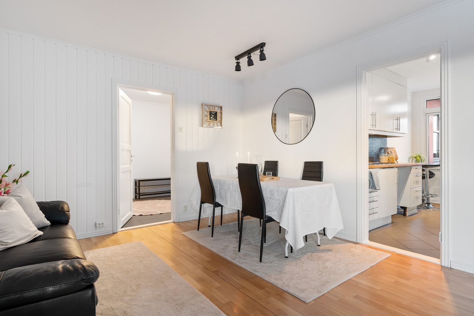 Spisebordet har sin naturlige plassering like utenfor kjøkkenet. Her har man god plass for å invitere gjester. Galleribilde