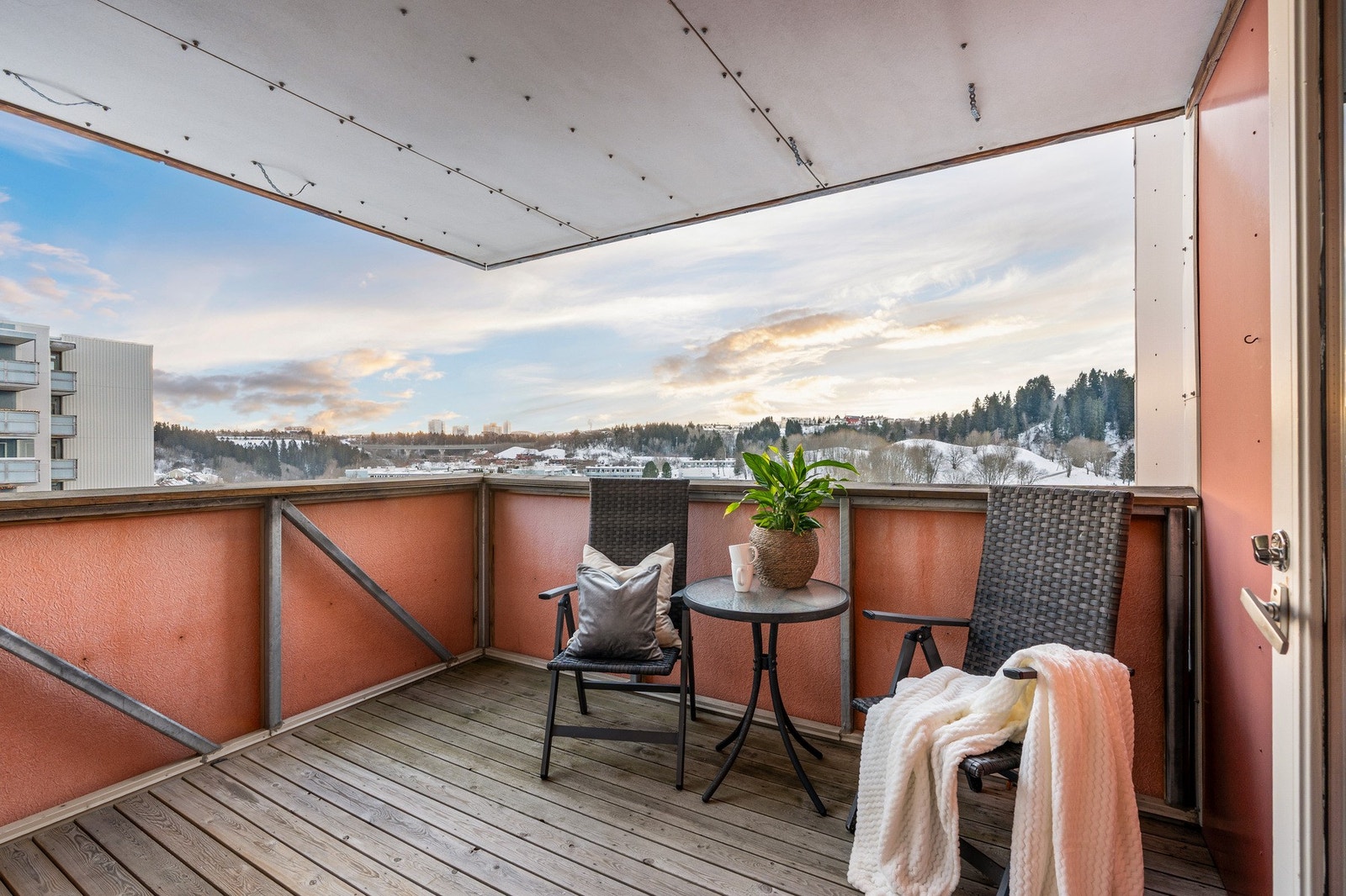 Velkommen til Storflata 5 - en romslig 4-roms på hele 93 kvm med flott plassering i byggets 10. etasje. Enkel adkomst via heis. Foto: Joakim Reinaas. Galleribilde