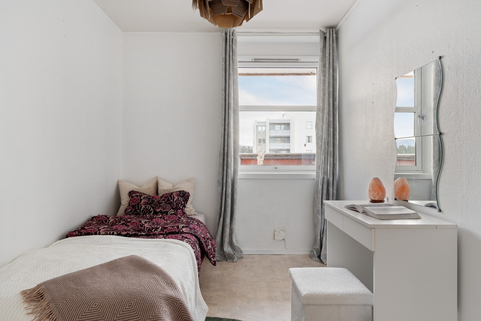 Soverom nr. 3 måler 8,5 kvm. De tre rommene, samt leiligheten som strekker seg over 93 kvm gjør dette til et perfekt hjem for barnefamilier. Galleribilde