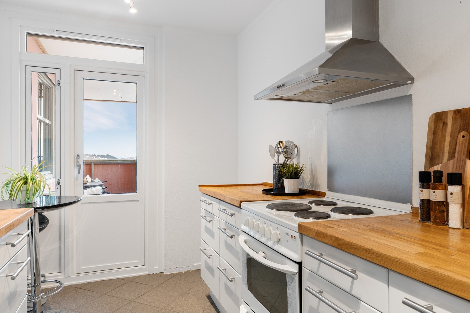 Kjøkkeninnredningen har folierte skrog med slette fronter og heltre benkeplate. Galleribilde