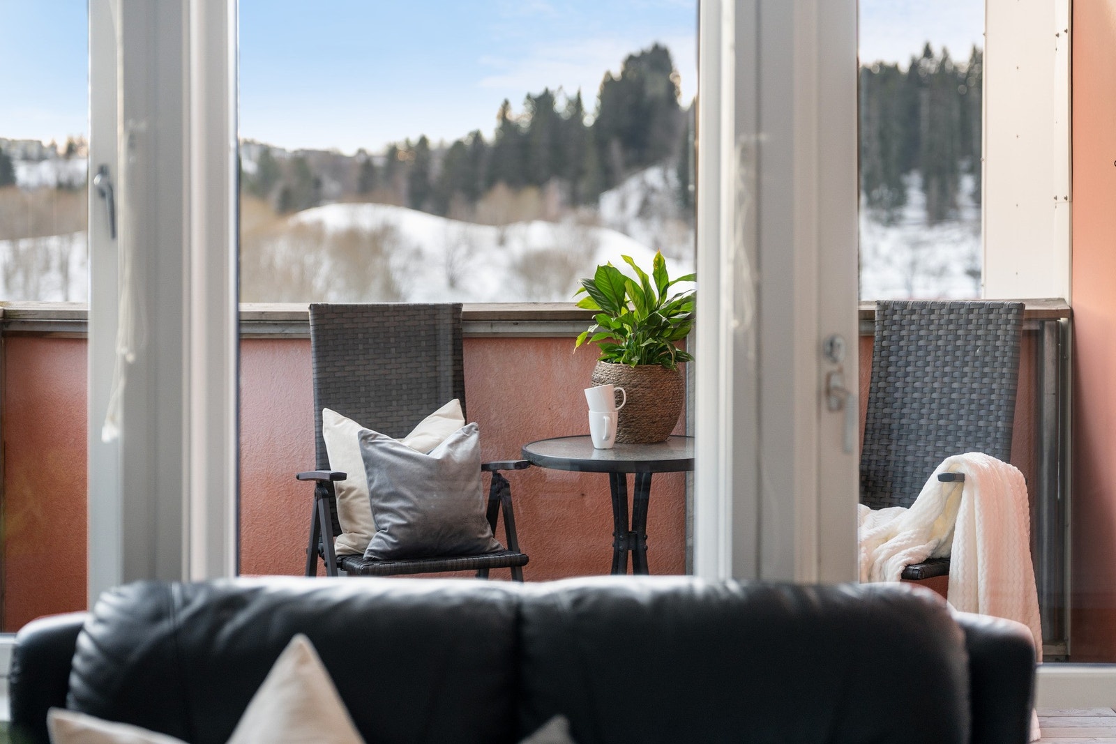 Leiligheten har 2 balkonger, den ene med utgang fra stua og god plass for utemøbler. Galleribilde