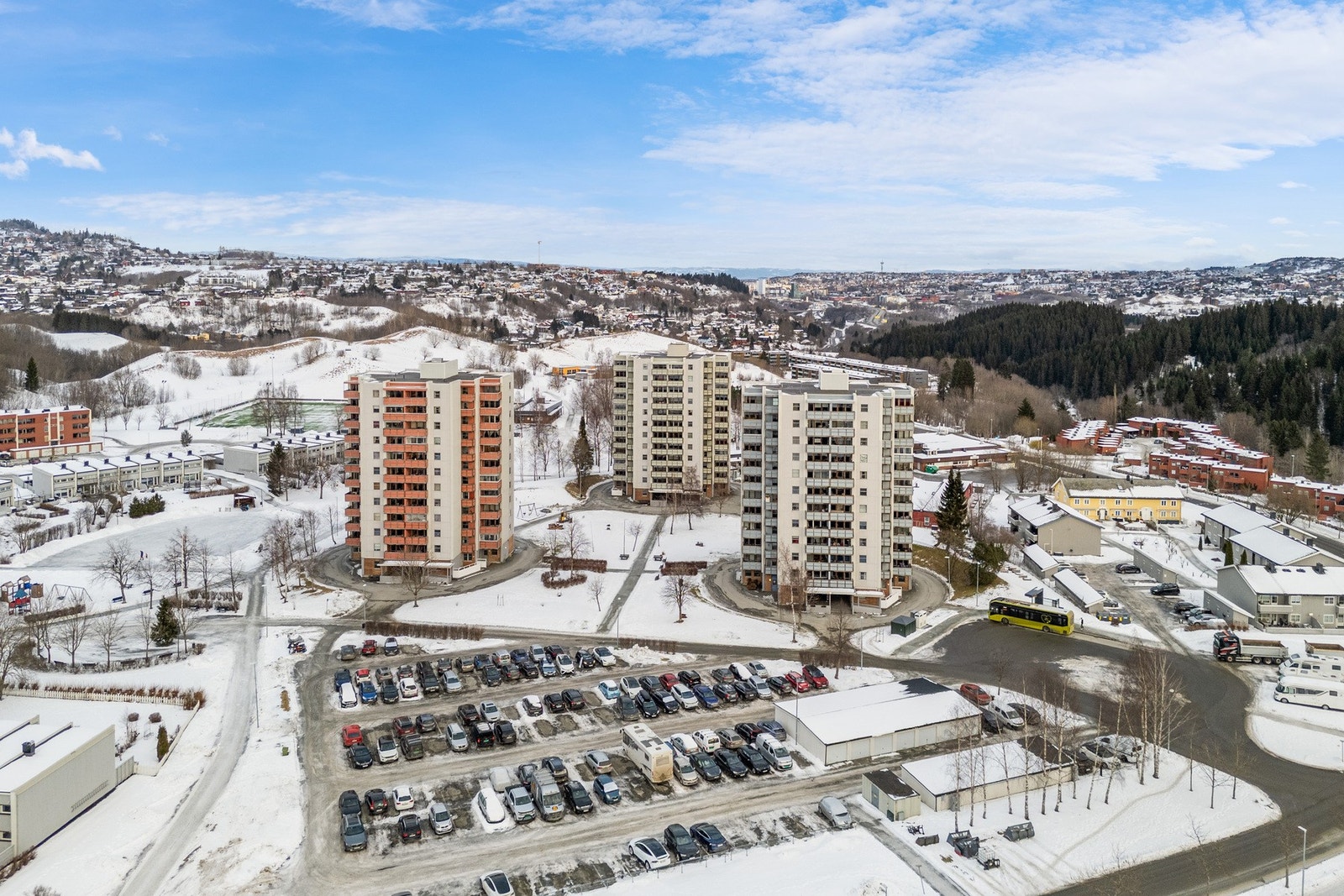 Gode parkeringsmuligheter på borettslagets parkeringsplass. Her finnes det også ladestasjoner for el-biler. Galleribilde