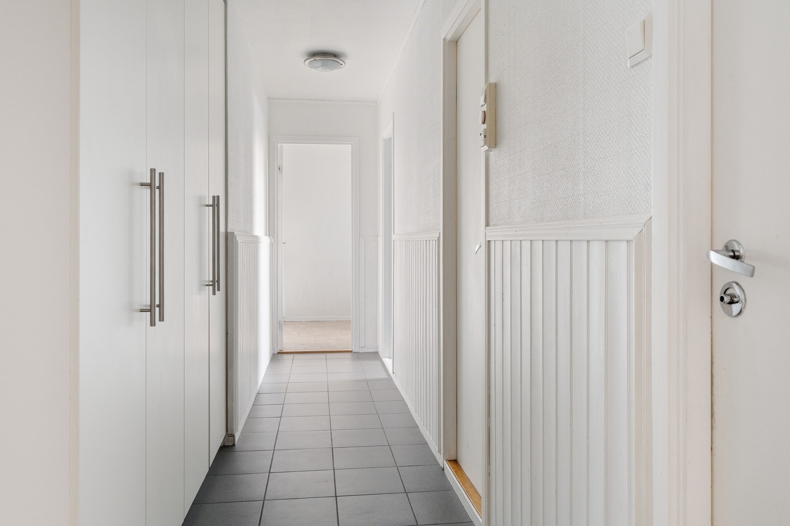 Romslig garderobeløsning i gang medfølger i handelen. Galleribilde