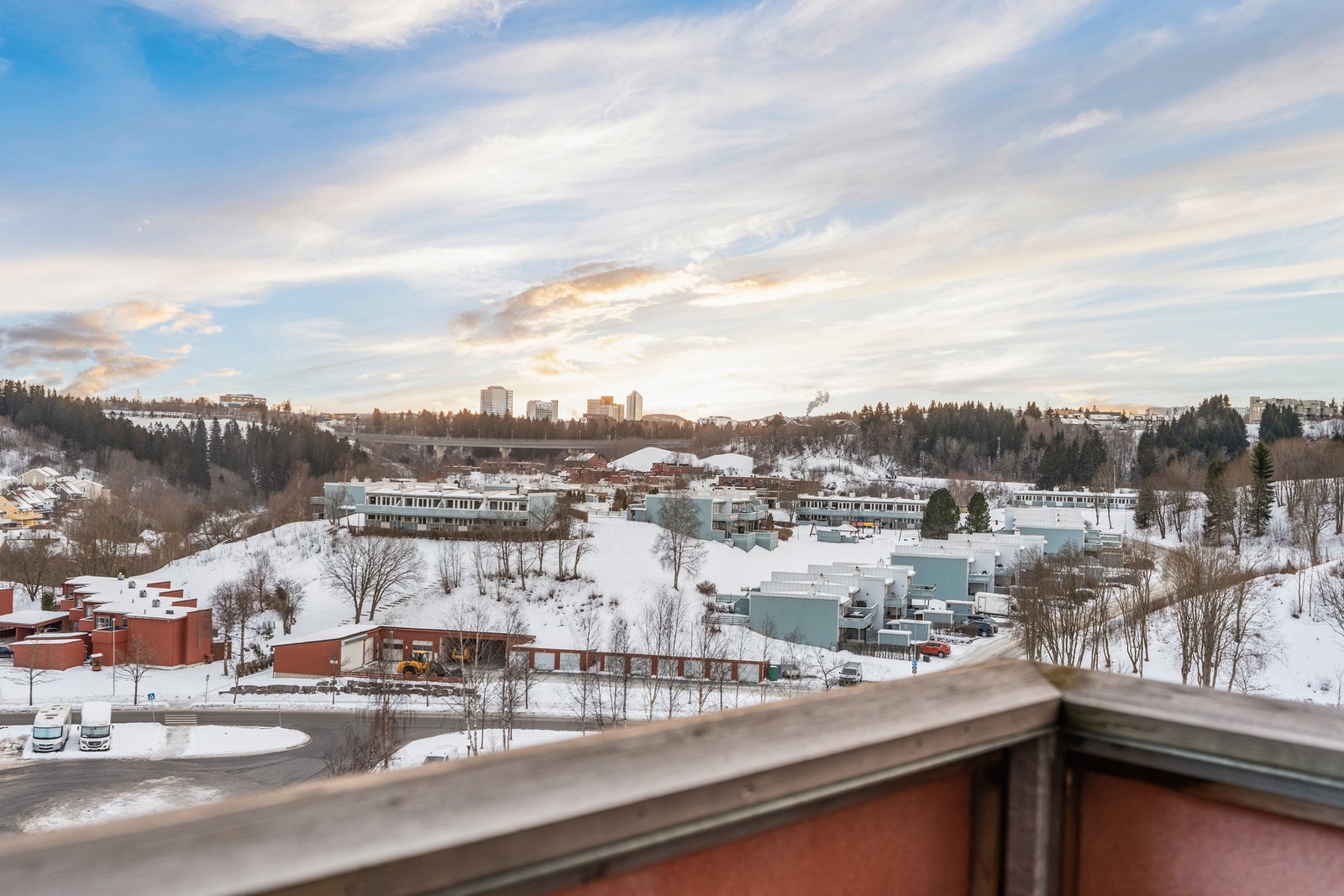 Bunnpris har man tilgjengelig like utenfor døra, og Europris, Extra og Rema 1000 på Flatåsen ligger en kort gåtur unna. Fra balkongen ser man rett til Tiller, hvor man finner alt annet man trenger i hverdagen. Galleribilde
