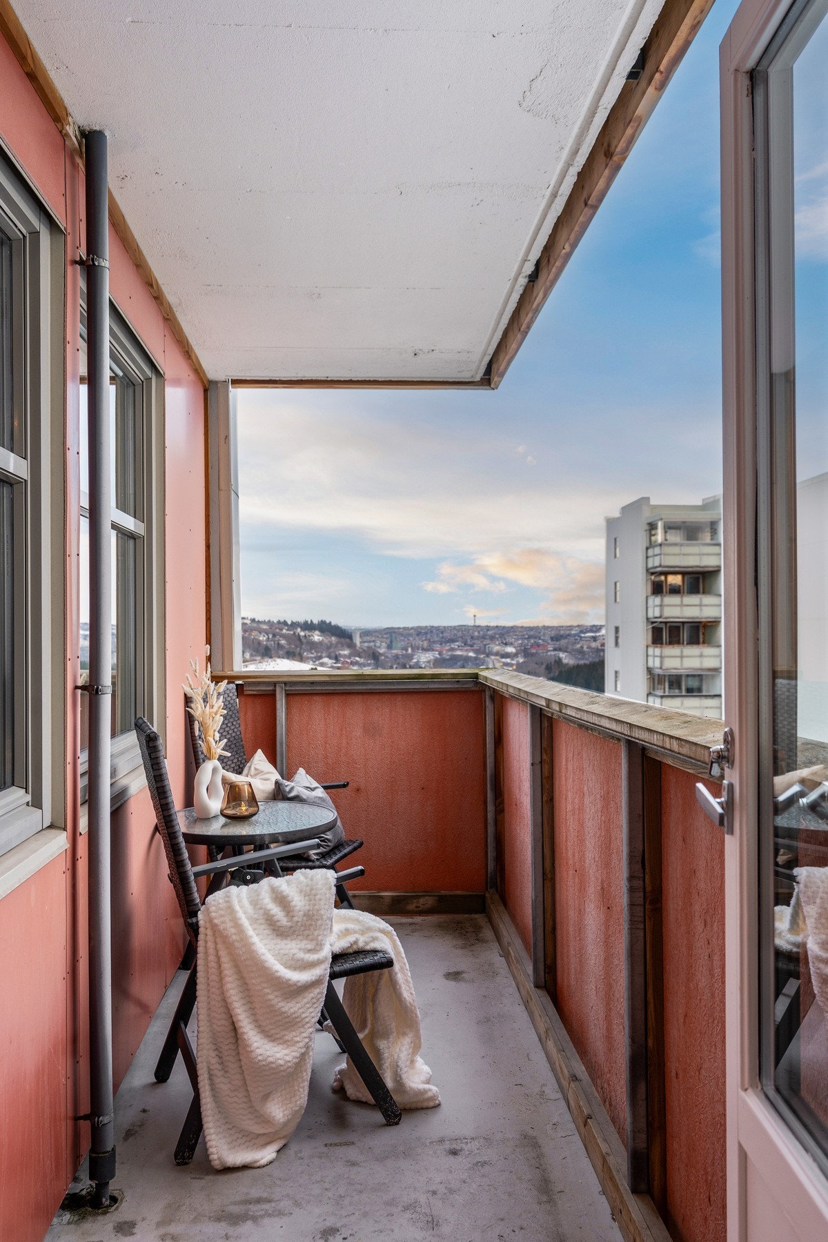 Her har man sol fra morgenen og frem til den beveger seg over til den andre balkongen. Galleribilde