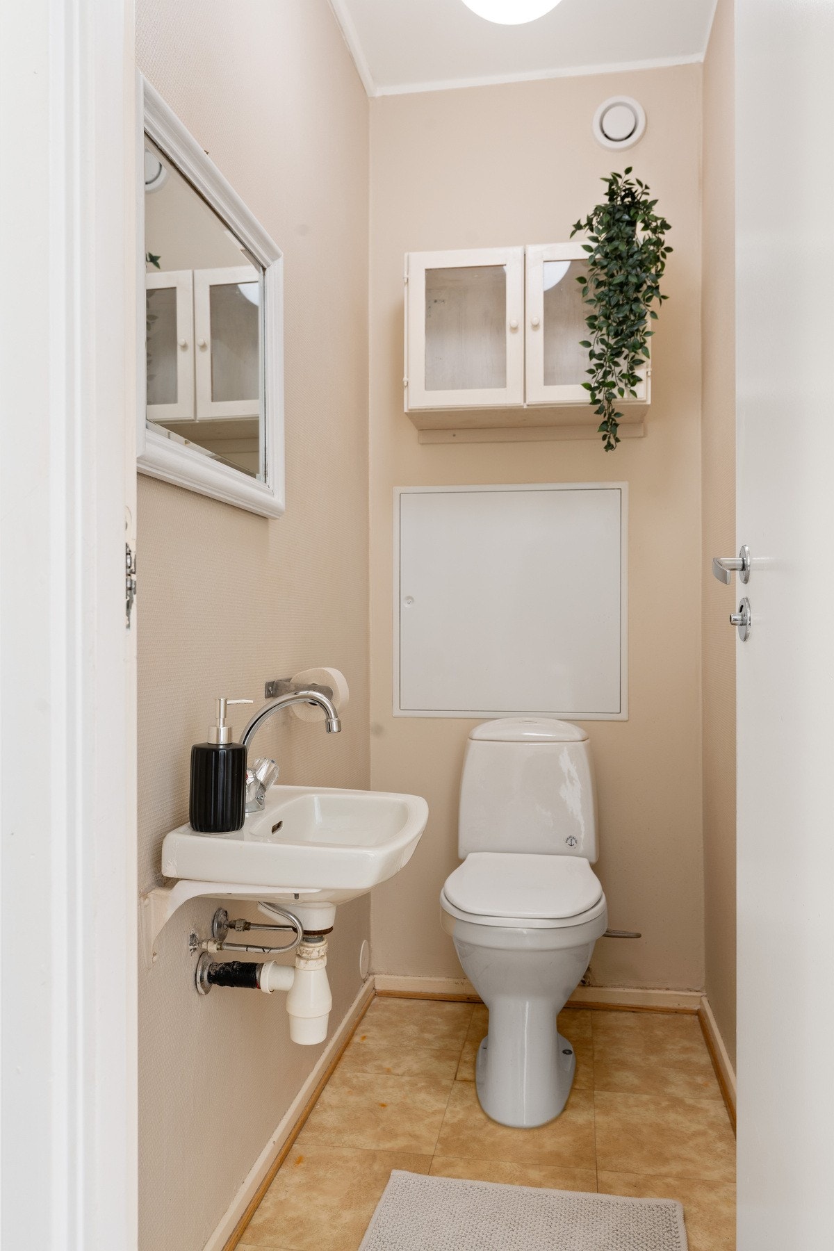 Vegg i vegg har man et praktisk toalettrom - ny servant kan medfølge og monteres etter eget ønske. Galleribilde