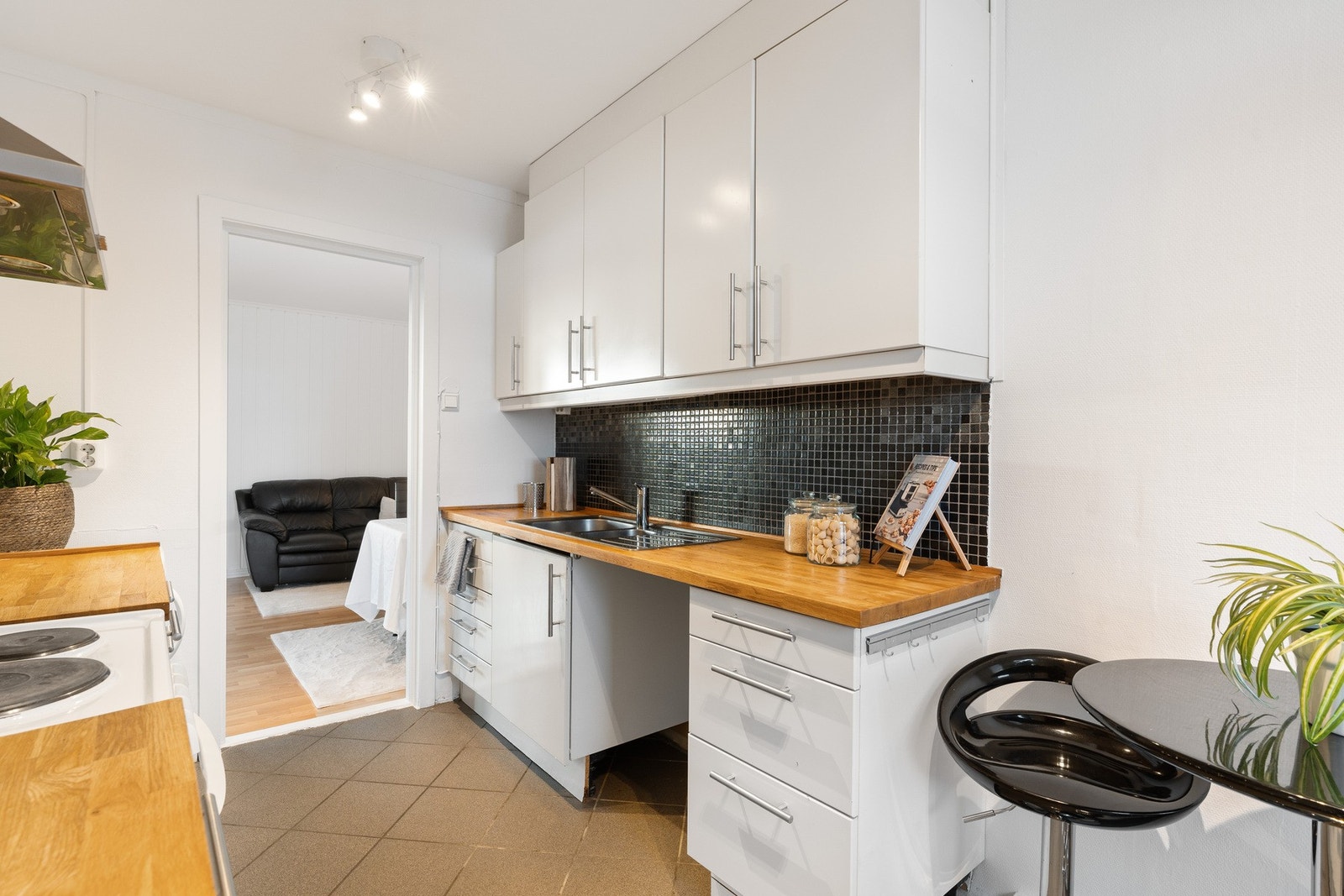 Kjøkkenet måler 8 kvm, og har rikelig med benkeplass, samt lagringsplass i skuffer og skap. Galleribilde