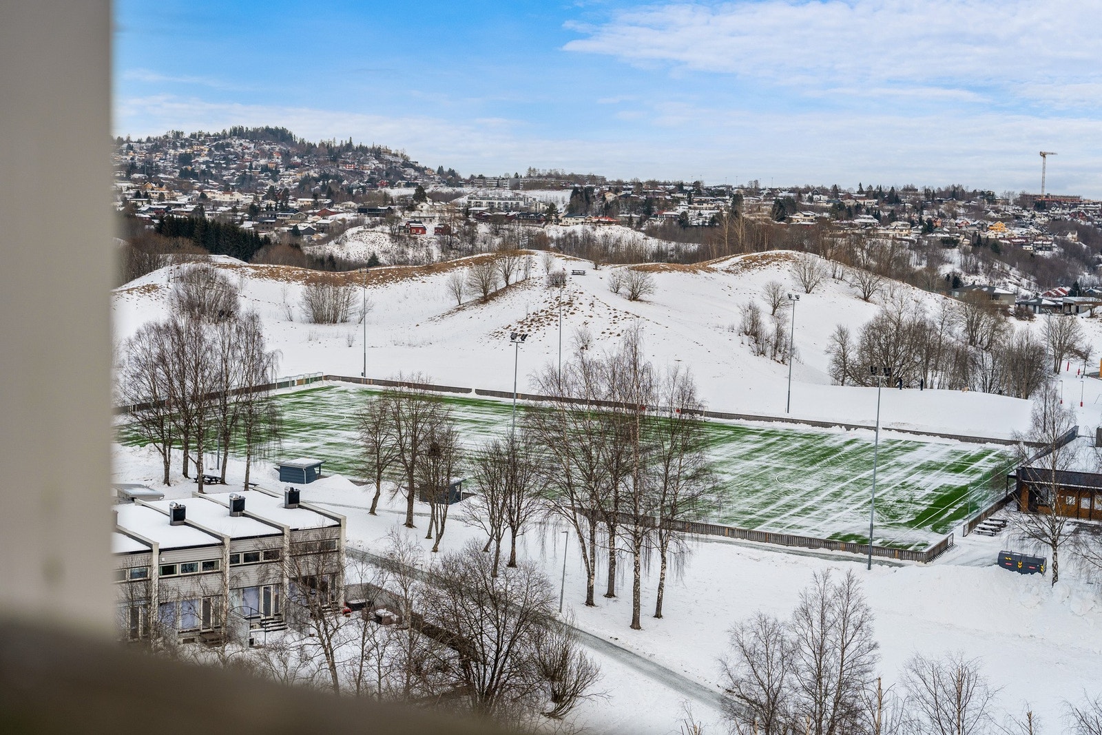 Fotballbane like utenfor blokka. Galleribilde