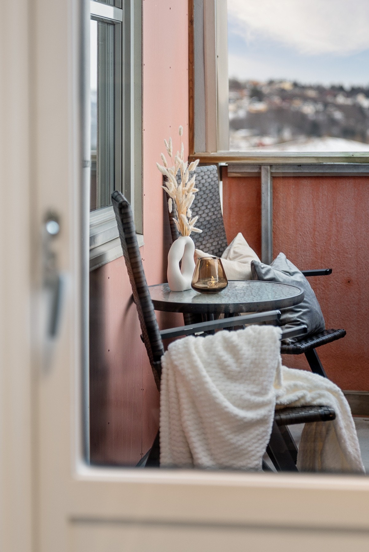 Balkong nr. 2 har utgang fra kjøkkenet - her også plass for en trivelig sittegruppe. Galleribilde