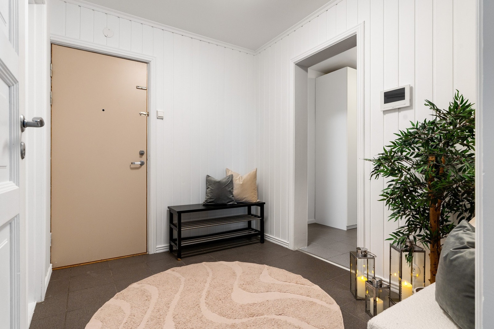 Det er også en innvendig bod på 3 kvm i leiligheten som gir godt med lagring. I tillegg har man egen bod i kjeller. Galleribilde