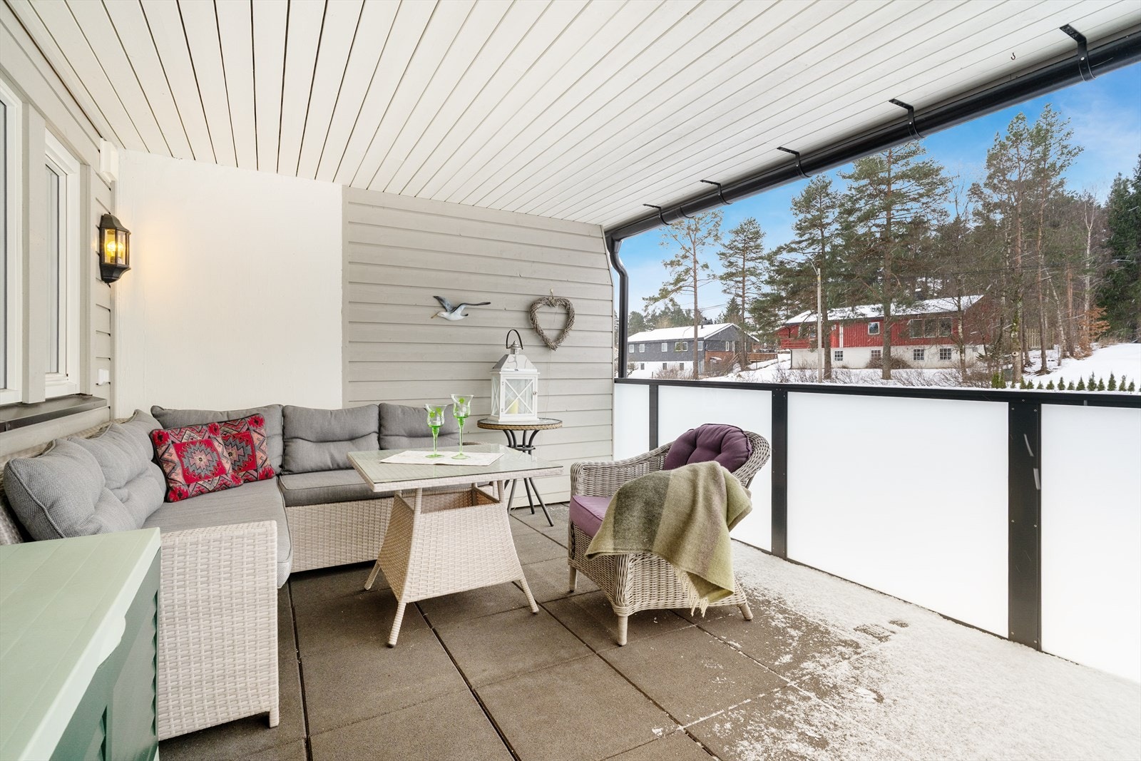 Leiligheten er gjennomgående og ligger fint til i høy 1. etasje, med god planløsning og lun, overbygget veranda mot sydvest. Galleribilde