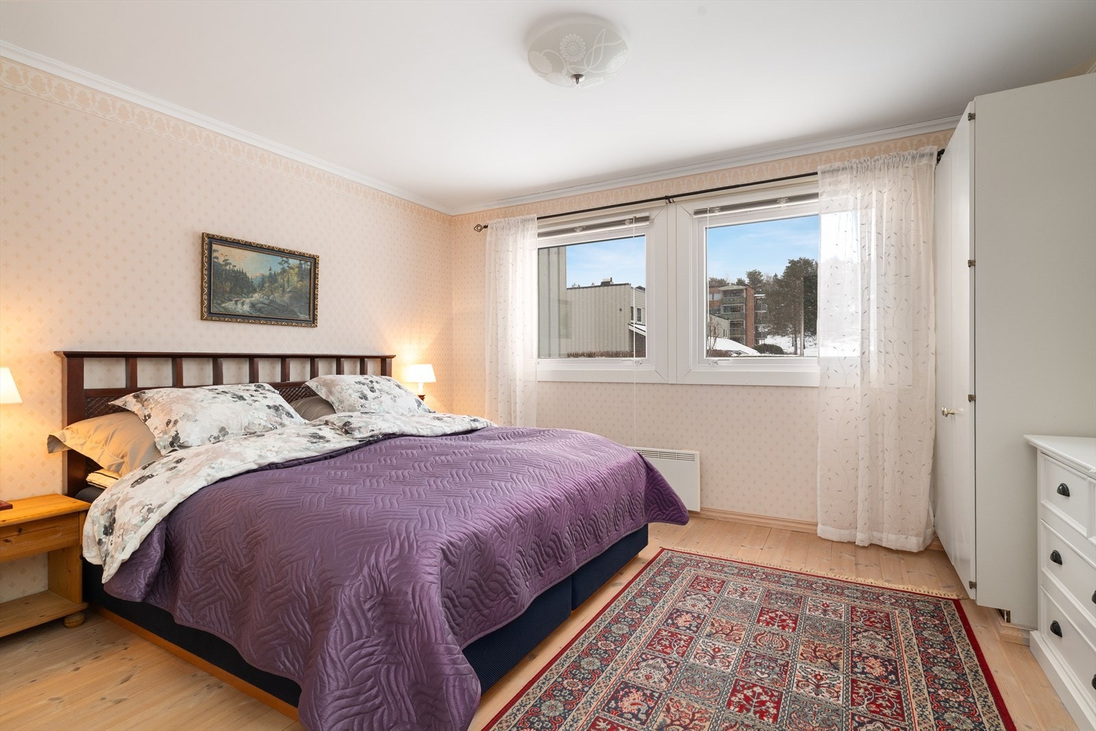 Hovedsoverommet er av god størrelse, med god plass til dobbeltseng og to store garderobeskap. Oppvarming via panelovn på vegg. Galleribilde