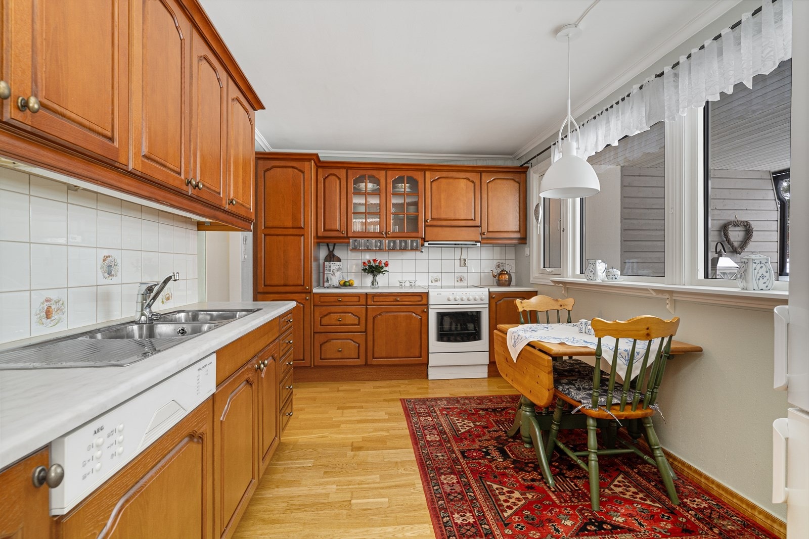 Trivelig kjøkken med velholdt kjøkkeninnredning. Innredningen har godt med skapplass og fronter i profilert utførelse. Galleribilde