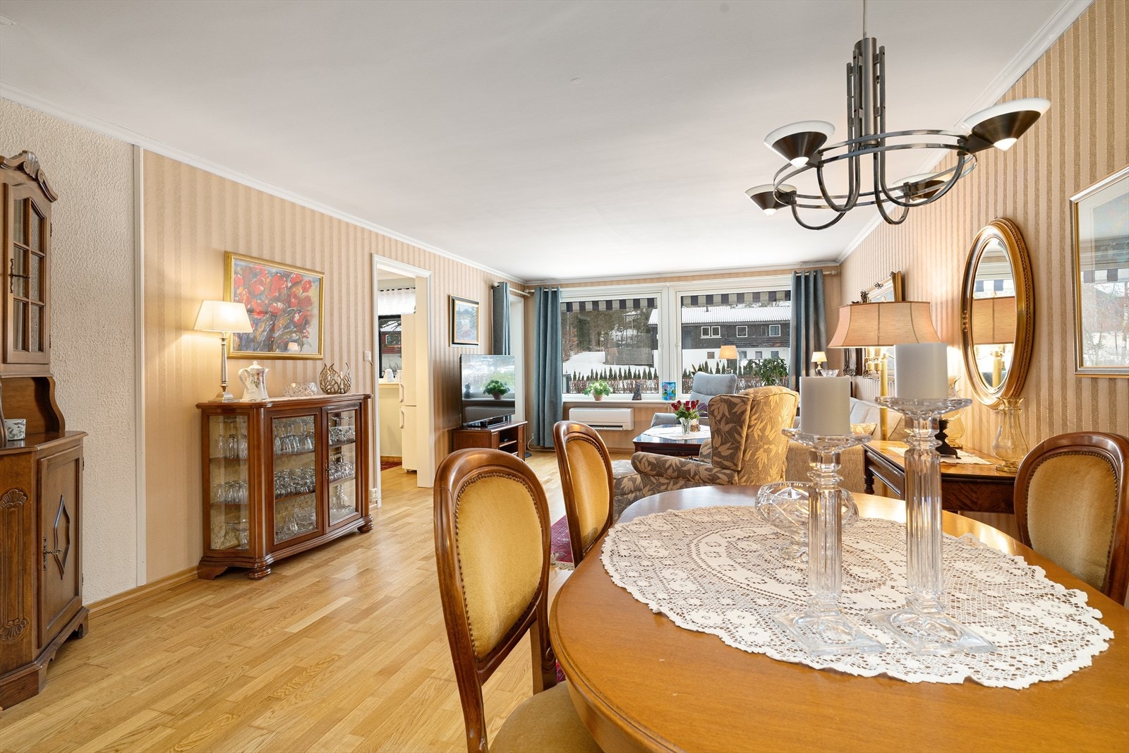 Fin stue av god størrelse, med gode vindusflater og utgang en lun, overbygget veranda mot sydvest. Galleribilde