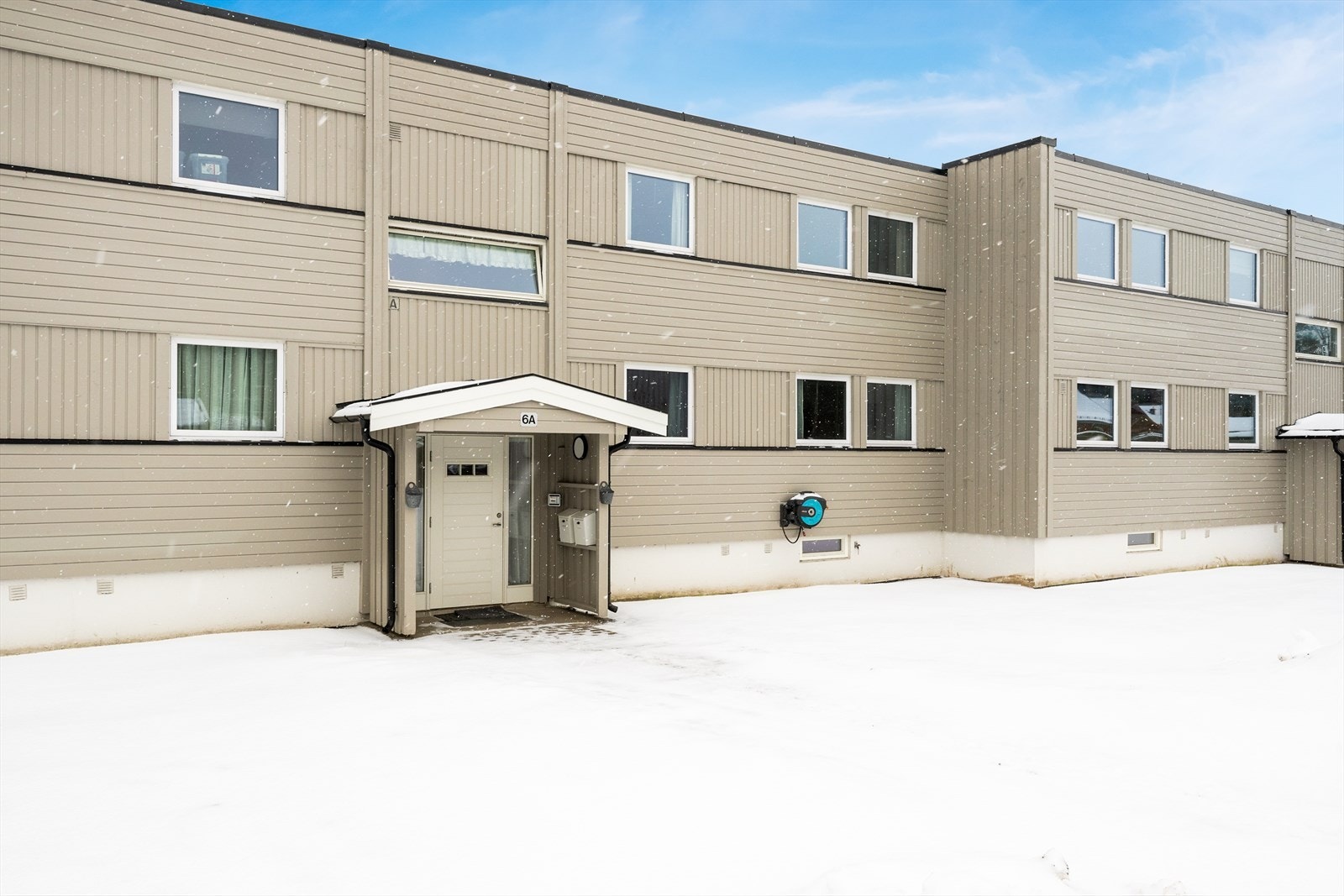 Leiligheten disponerer i tillegg et stort bodrom og tre øvrige boder i kjeller. Felles, asfaltert parkeringsplass med mulighet for lading av elbil. Galleribilde