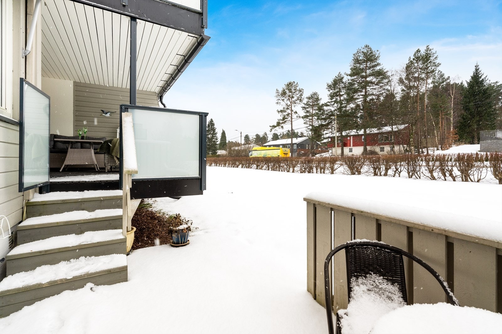 Plattingen er romslig og har adkomst fra veranda, via utvendig tretrapp. Fin plass til utemøblement og levegg mot nabo. Galleribilde