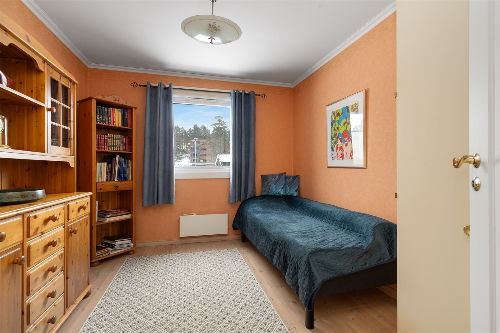 Det andre soverommet er romslig, med god plass til soveromsmøblement og to store garderobeskap. Oppvarming via panelovn på vegg. Galleribilde