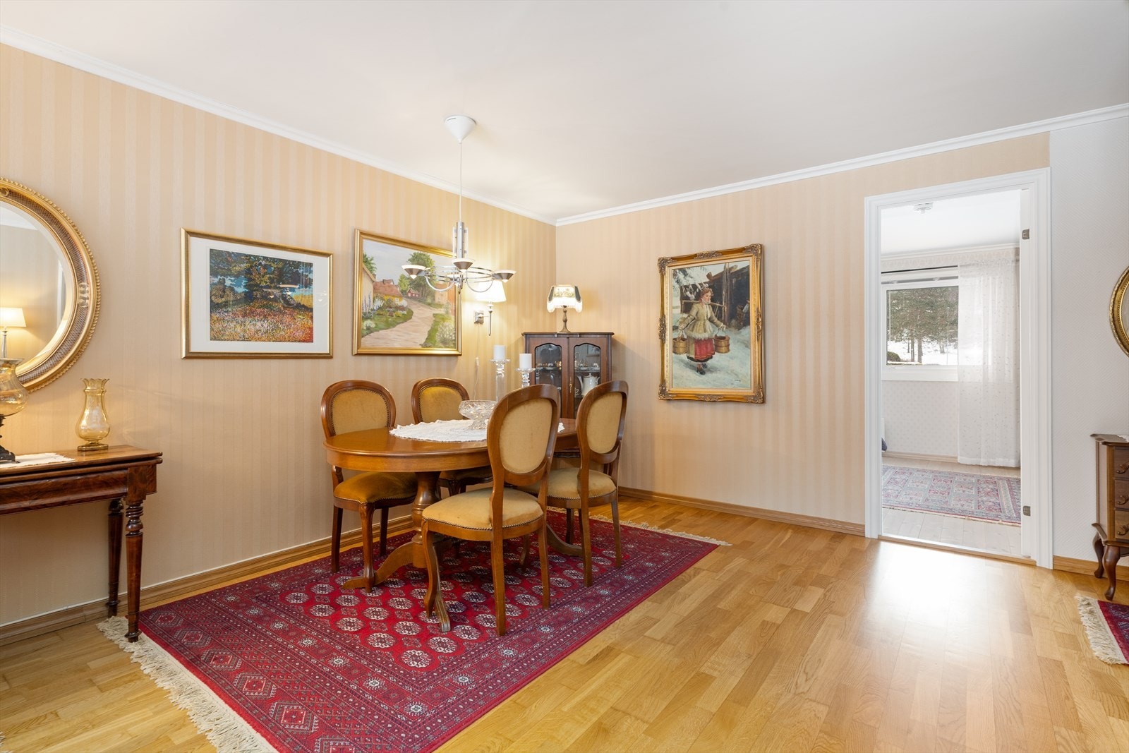 God plass til både sofagruppe og spisestue. Det er opplyst at kabel tv og internett er inkludert i felleskostnadene. Galleribilde