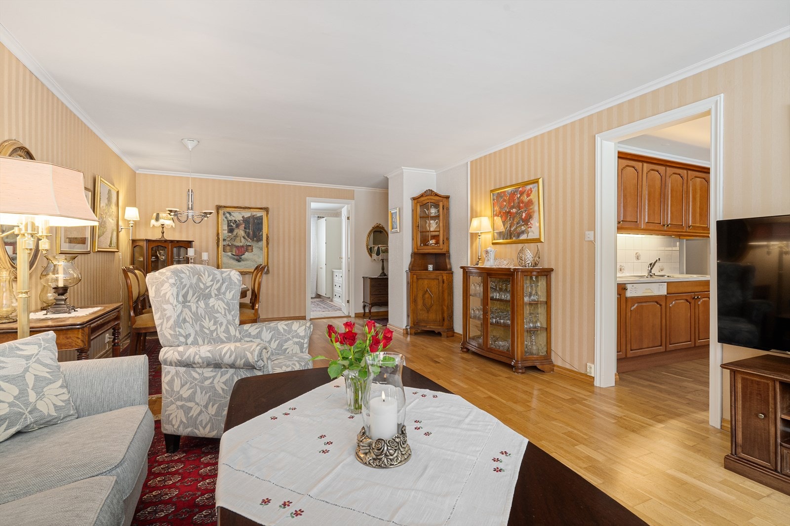 I stuen er det installert luft til luft varmepumpe, produsert i 2020 og montert i 2021/22. Parkett på gulv og tapet på vegger. Galleribilde