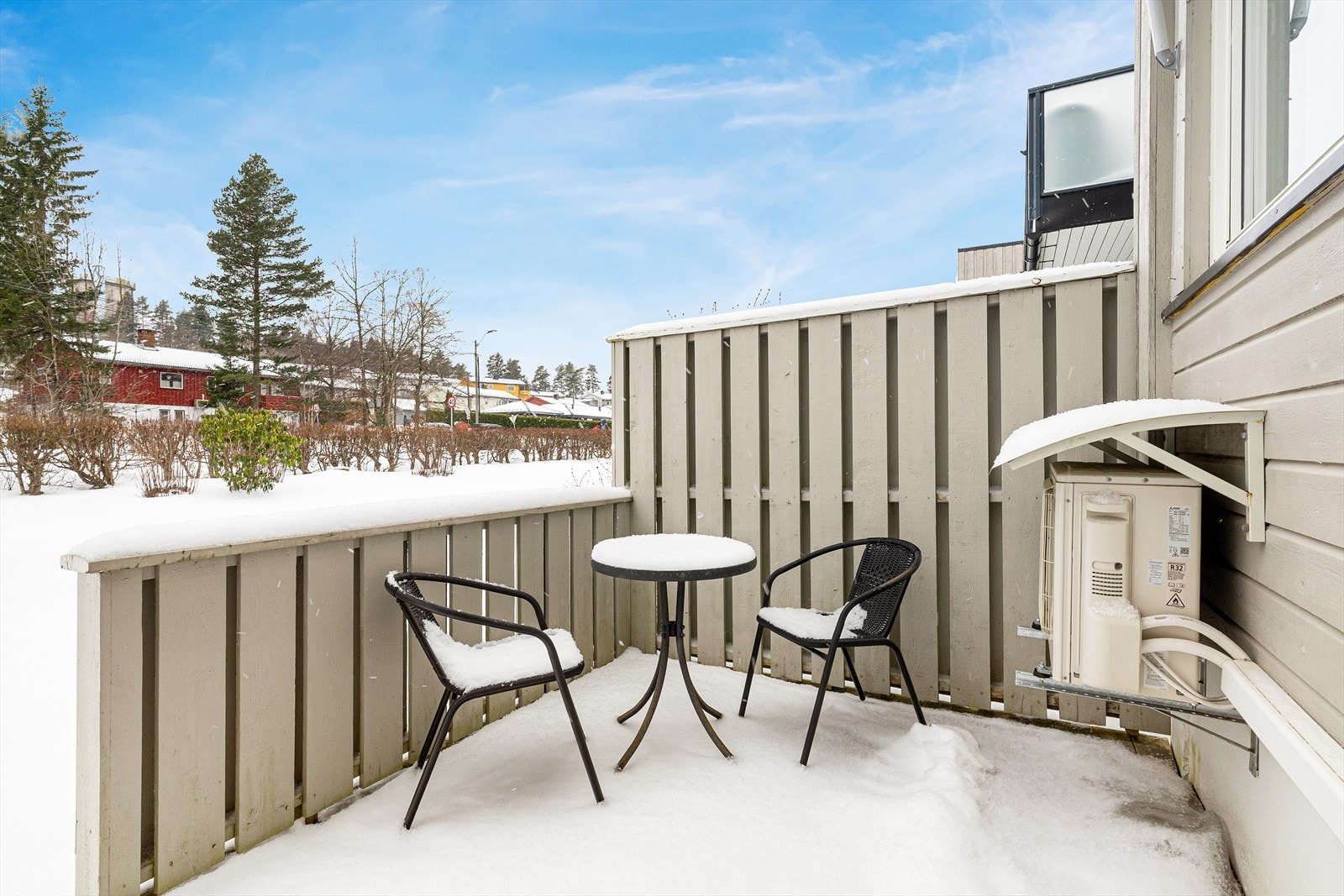 Selger opplyser at denne boligen disponerer egen platting på bakkeplan, etablert på felles plen for borettslaget. Galleribilde