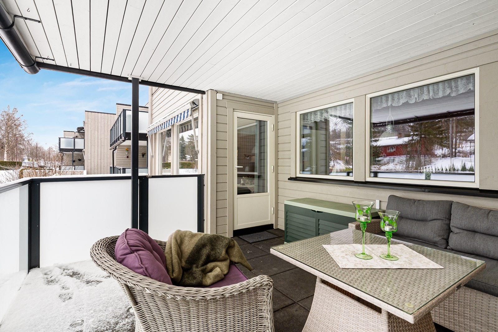 Romslig, lun og overbygget veranda mot sydvest, med adkomst fra stuen. Verandaen er utvidet i regi av borettslaget i senere tid. Galleribilde