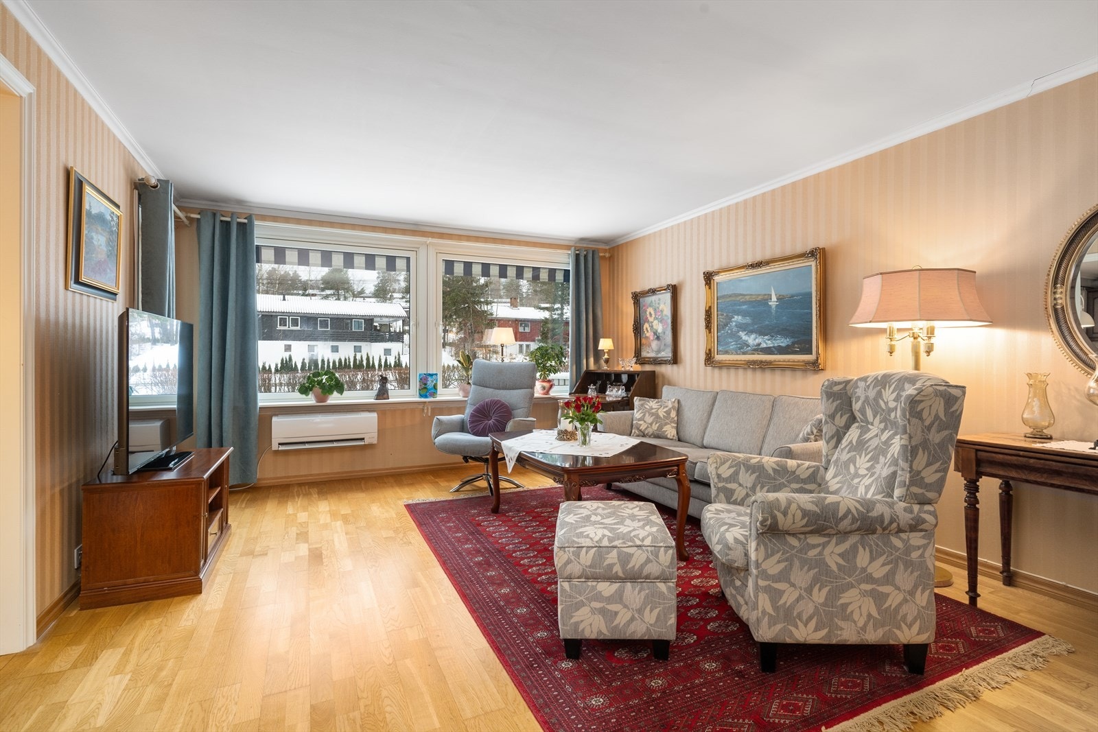 Stuevinduene slipper inn godt med naturlig lys. Borettslaget har påkostet ny verandadør og nye vinduer i stue og på kjøkken i 2016. Galleribilde