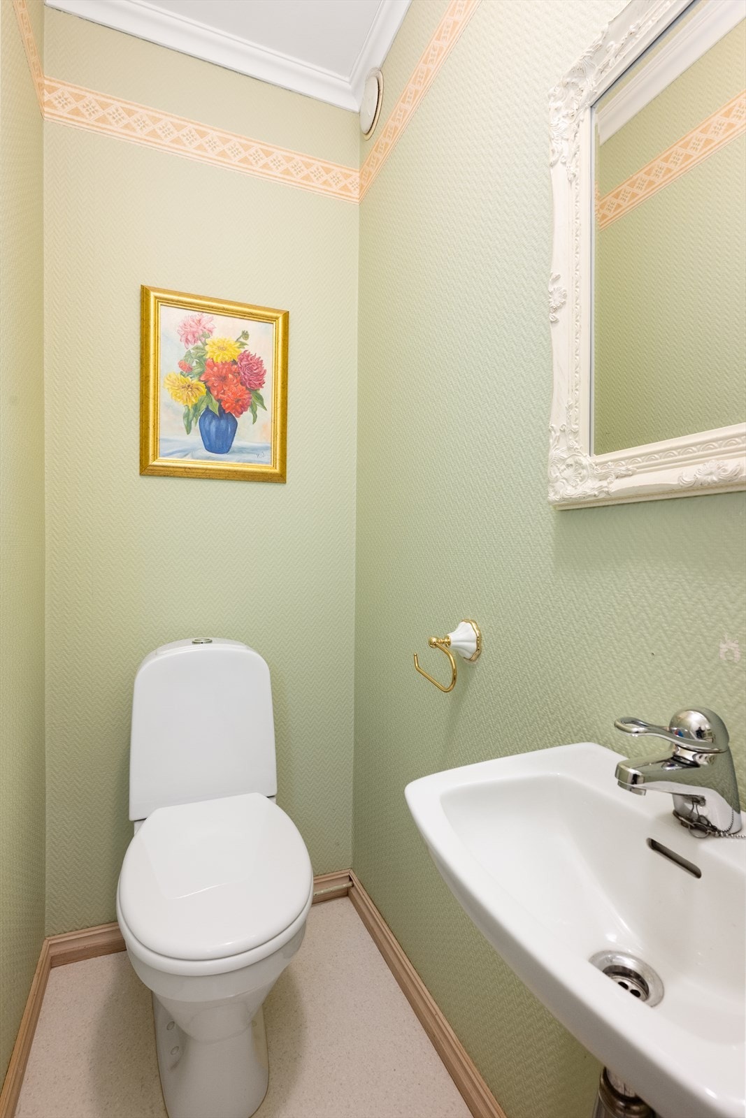 Separat toalettrom utstyrt med gulvmontert toalett og vegghengt vask. Det er også montert to vegghengte skap for oppbevaring. Galleribilde