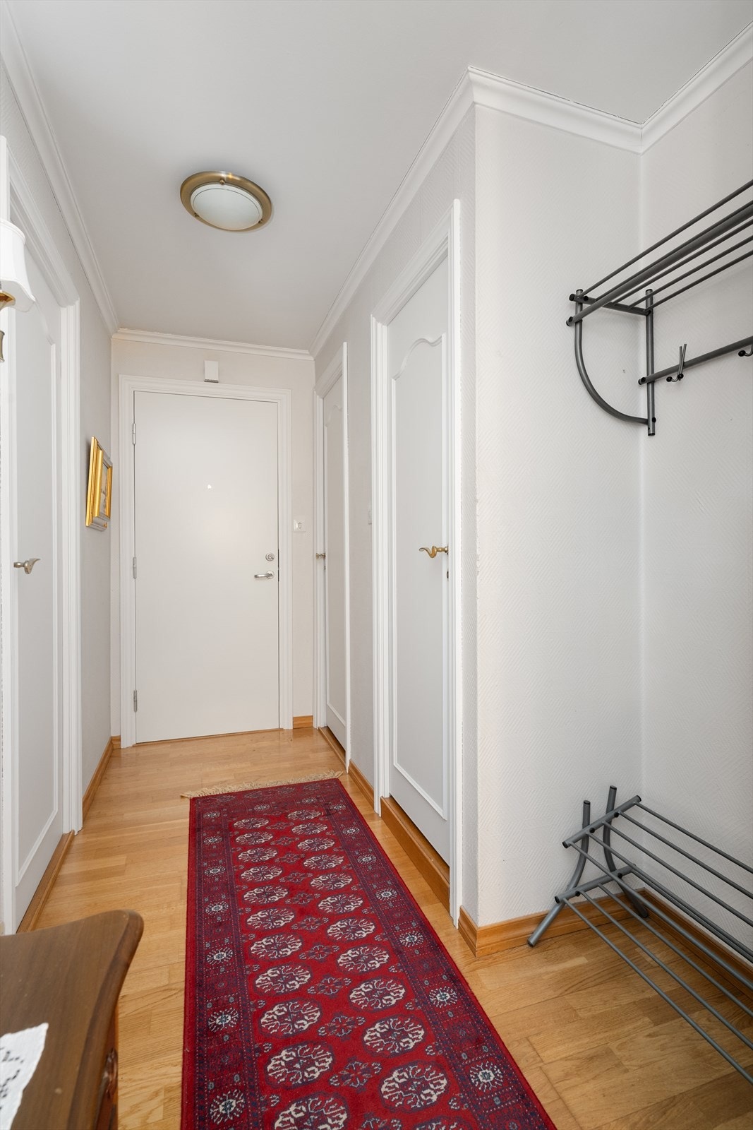 Leiligheten har en lys og fin entré, med praktisk nisje med plass til oppbevaringsmøblement for sko- og yttertøy. Galleribilde