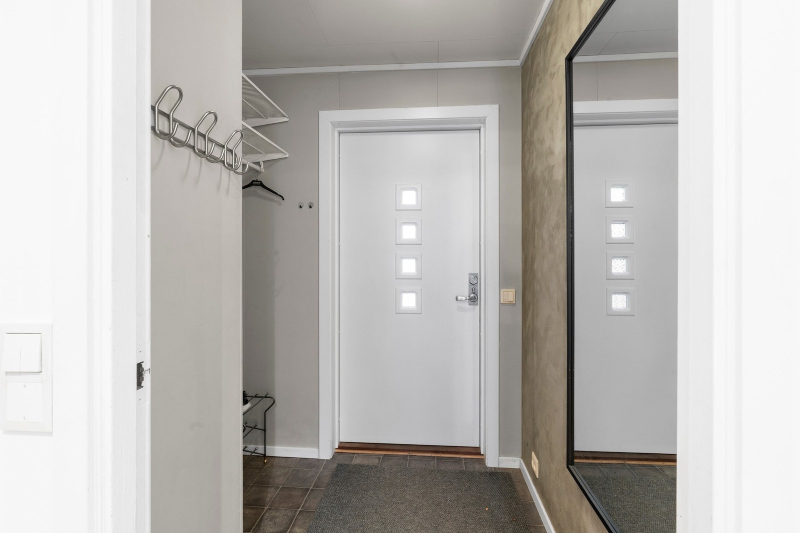 I entrèen er det plass for oppbevaring av klær og sko Galleribilde