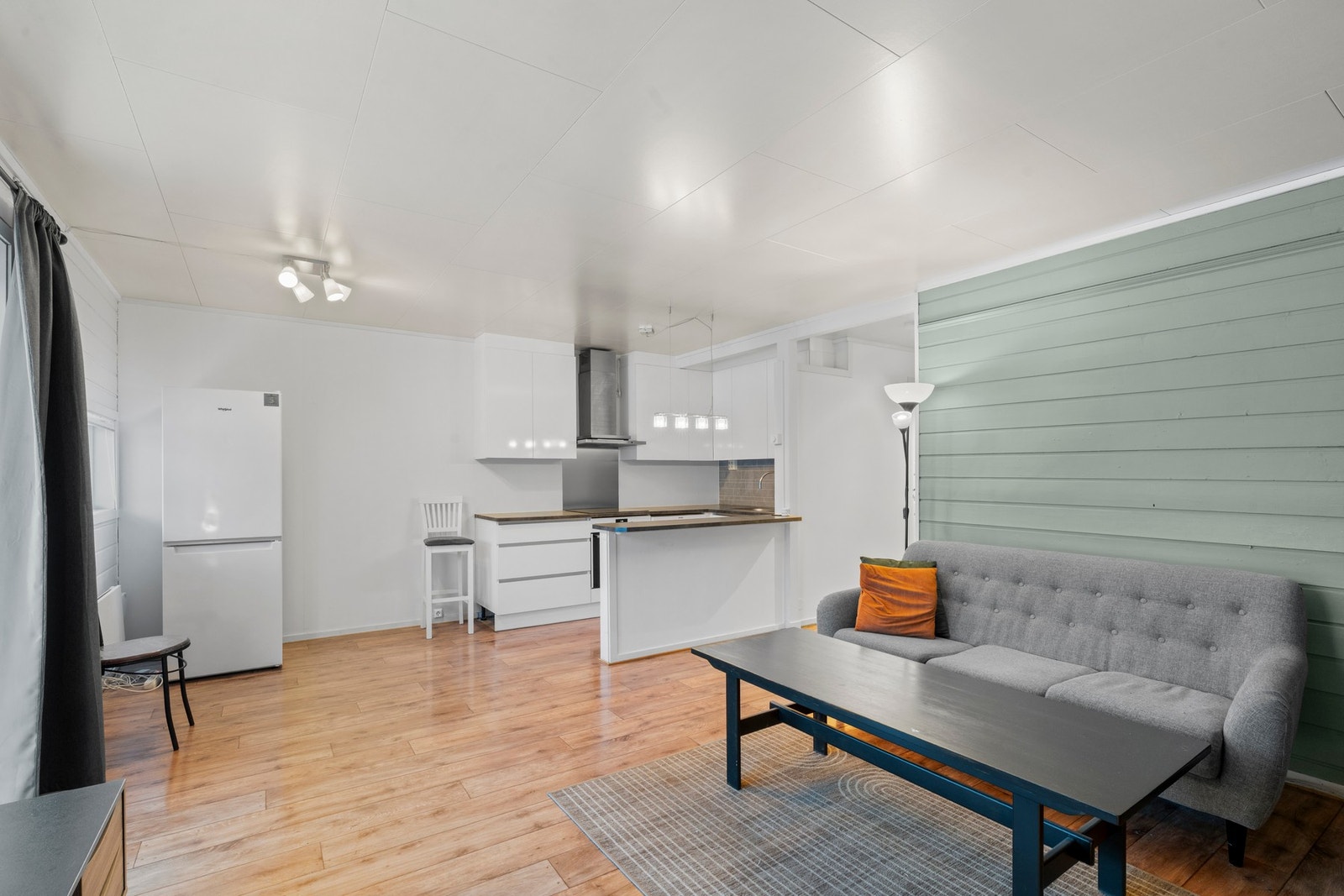 Åpen løsning som gir bedre flyt og en større opplevelse av plass. Det er også plass for spisebord i forbindelse med kjøkkenet Galleribilde