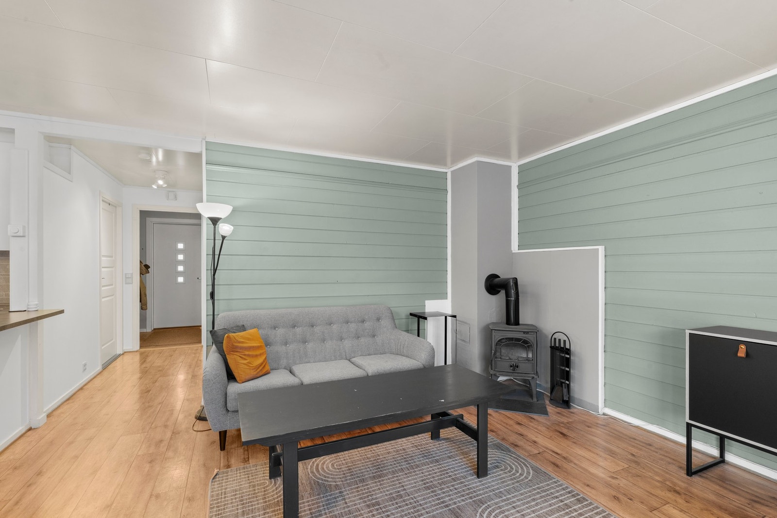 I stuen er det montert vedovn som gir ekstra varme og hygge på kalde dager Galleribilde