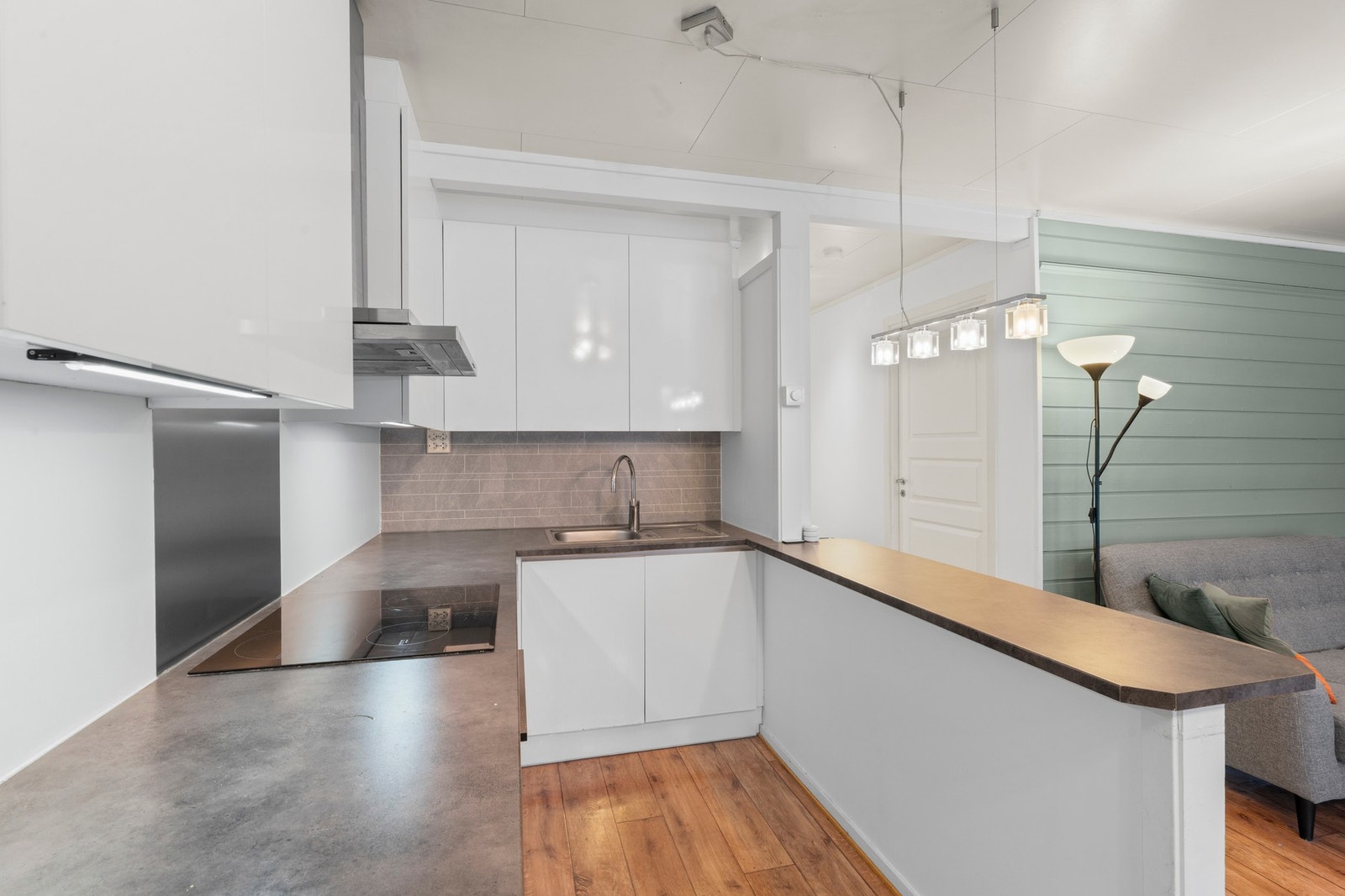 Moderne og praktisk kjøkken med god benkeplass og smart utnyttelse av rommet Galleribilde