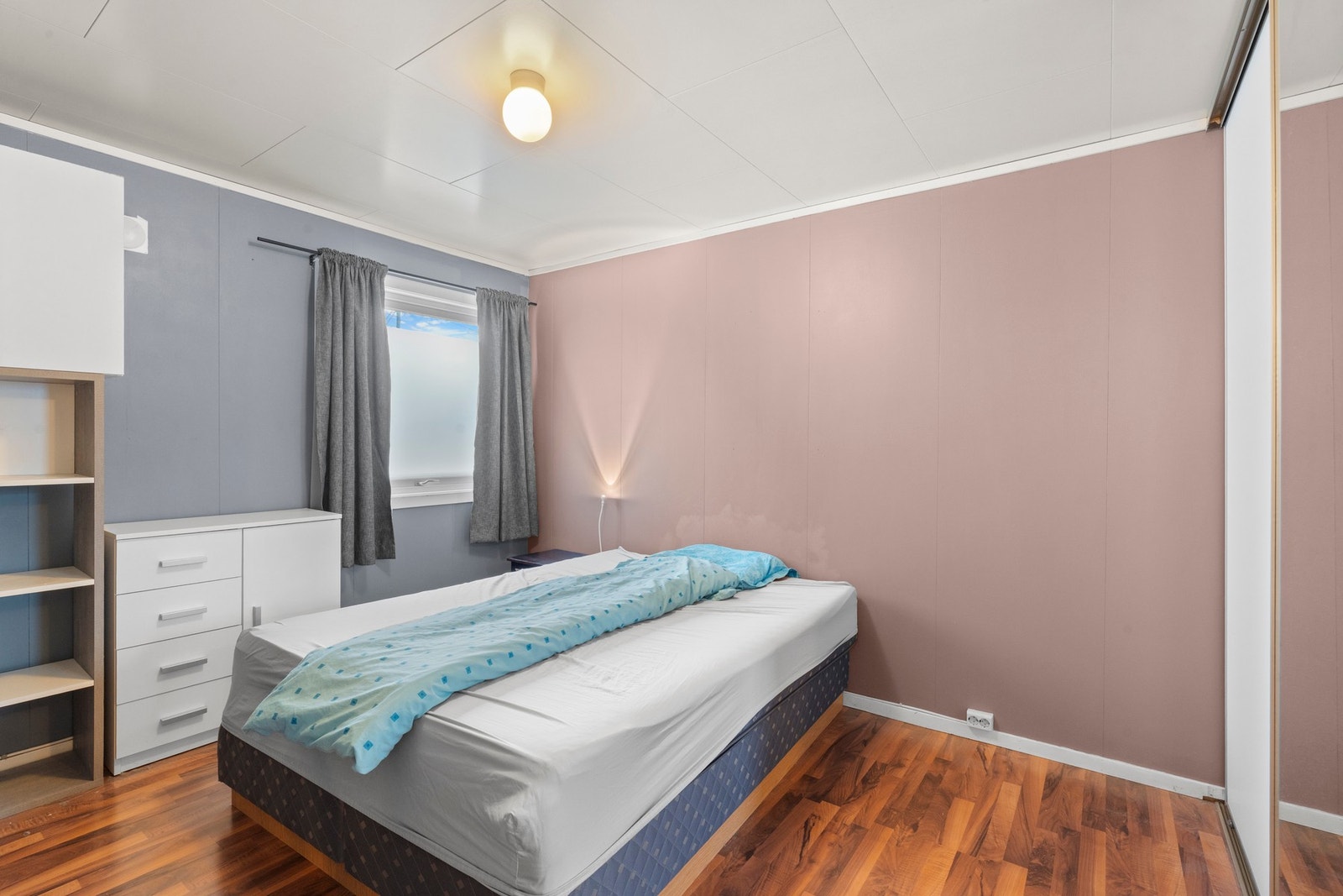 Soverommet er av god størrelse og er på ca 12 kvm Galleribilde