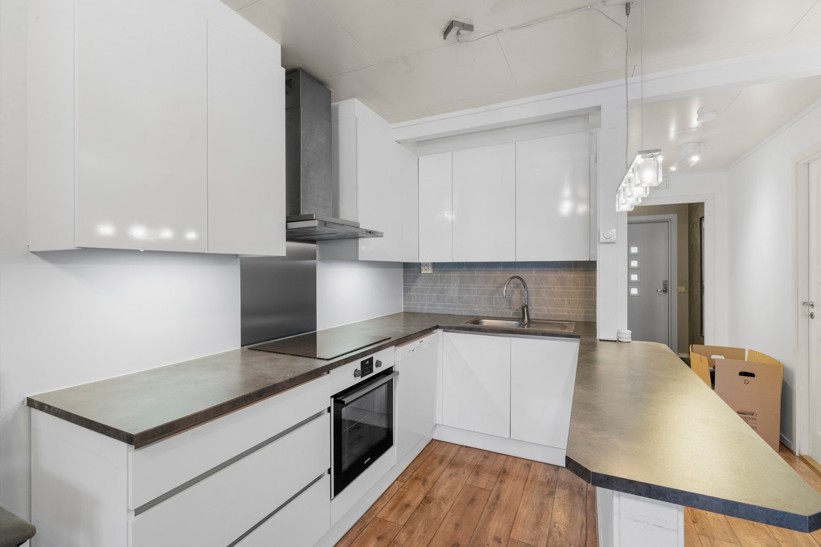 Kjøkkenet har glatte og moderne fronter som gir et stilrent uttrykk Galleribilde