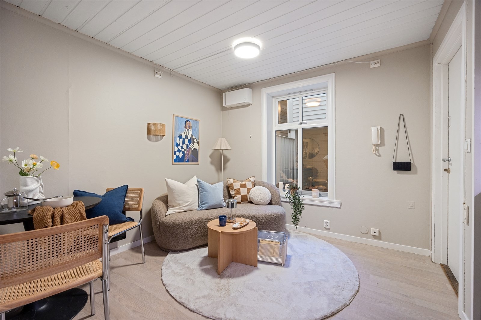 Pen stue med god plass til både sofagruppe og spisegruppe Galleribilde