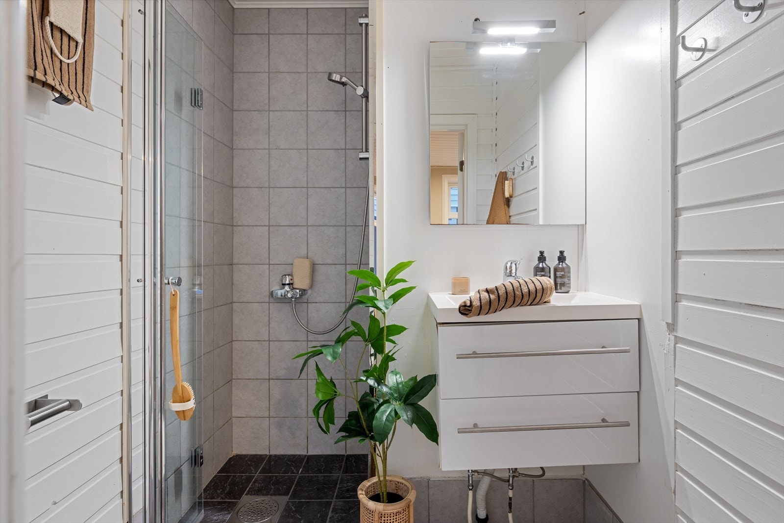 Badet har varmekabler i gulvet. Det medfølger ekstern bod på 5 kvm hvor det er opplegg for vaskemaskin (som også medfølger) Galleribilde