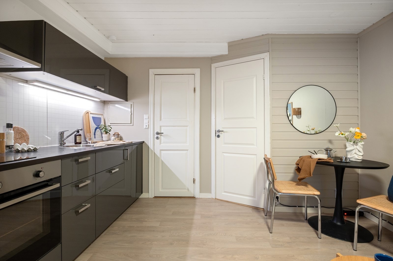 Åpen løsning mellom stue og kjøkken. Galleribilde