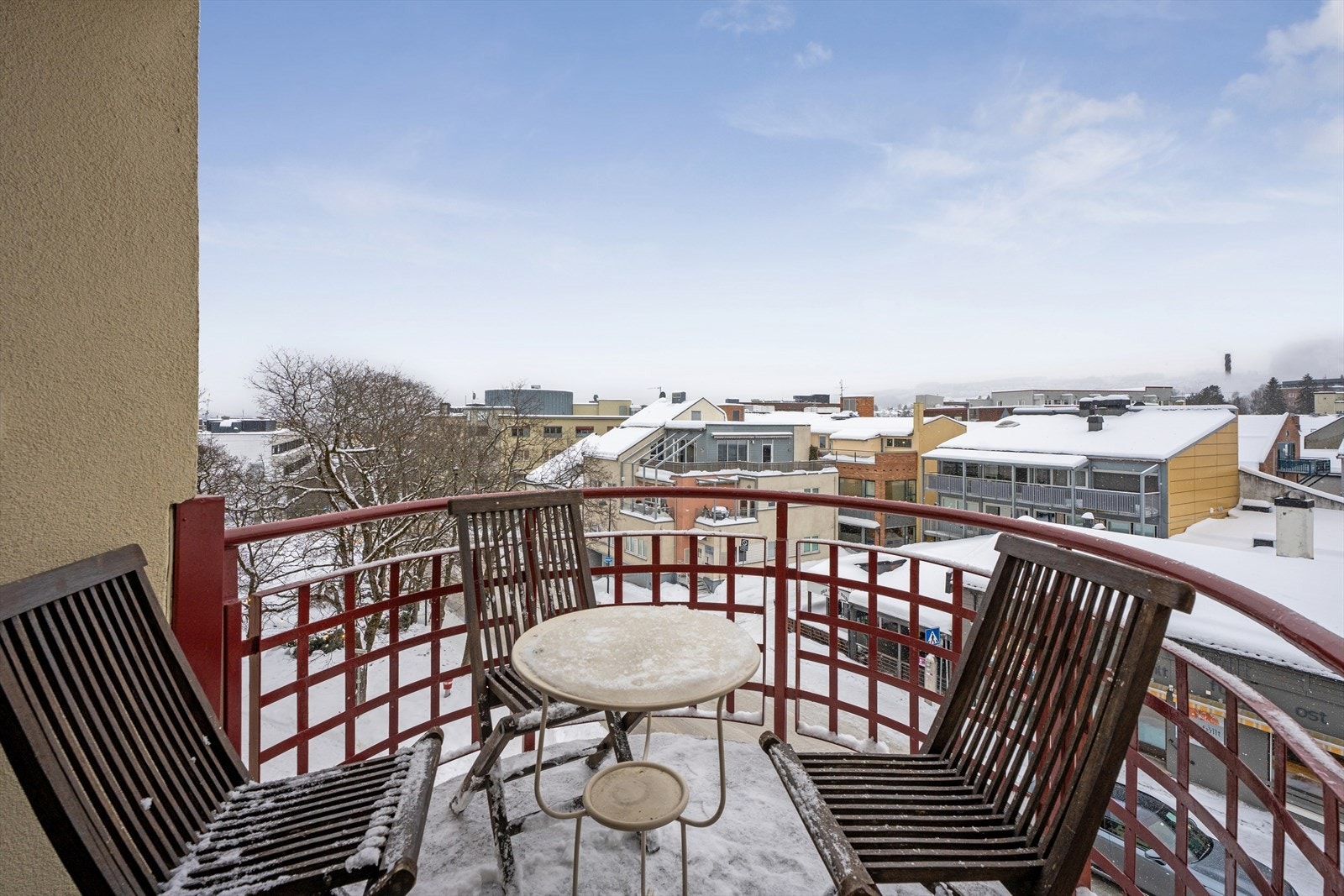 Fra spisestuen er det utgang til en sørvendt balkong på ca. 3 m², som gir et lunt og solrikt uteområde. Balkongen fungerer perfekt for en liten sittegruppe, morgenkaffe i sola eller som et hyggelig avlastningsområde når kjøkkenet er i bruk. Galleribilde