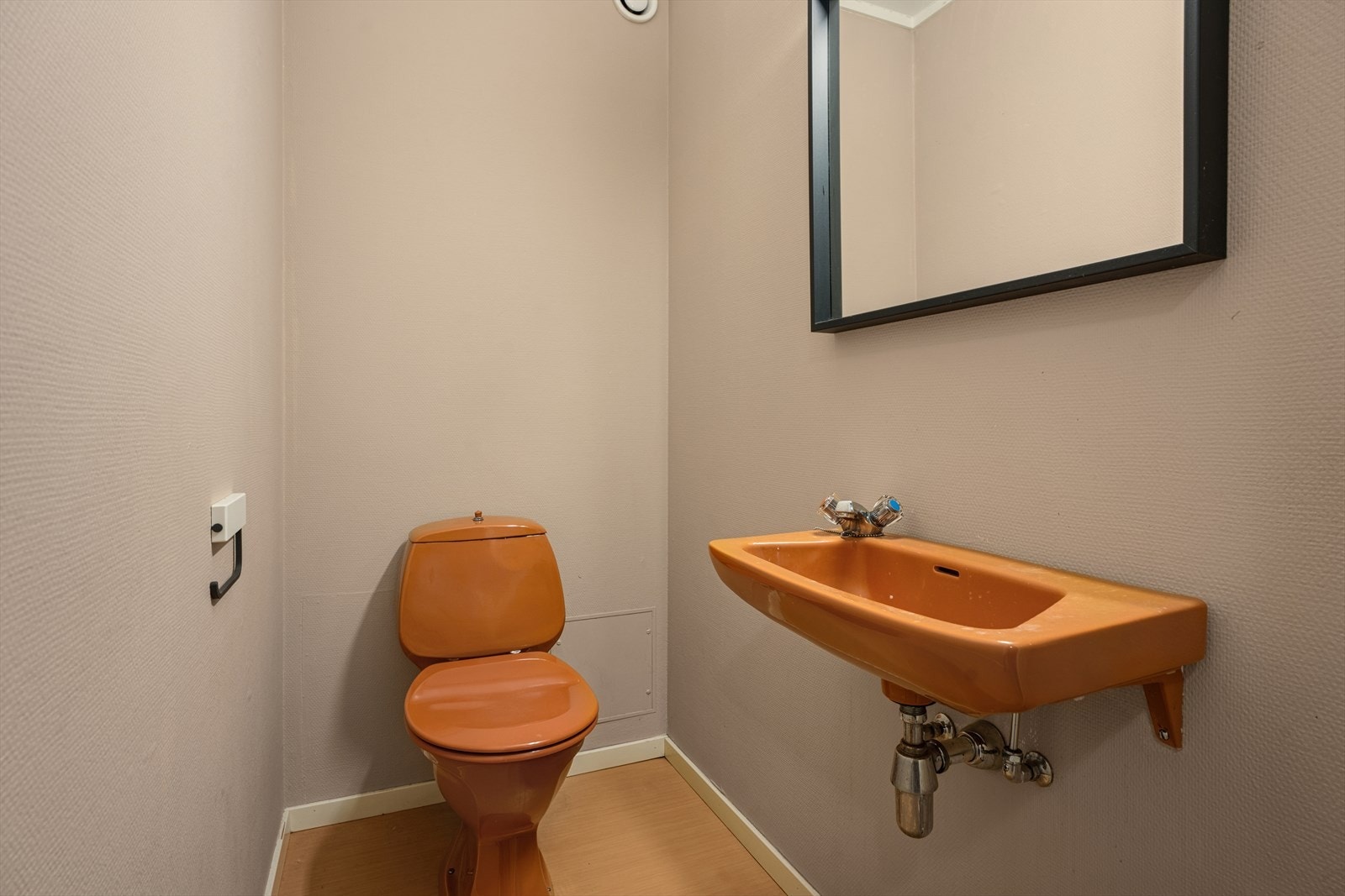 Rommet har gulvbelegg og malt strie på veggene, kombinert med malte, glatte flater i himlingen som gir et rent og enkelt uttrykk. Galleribilde